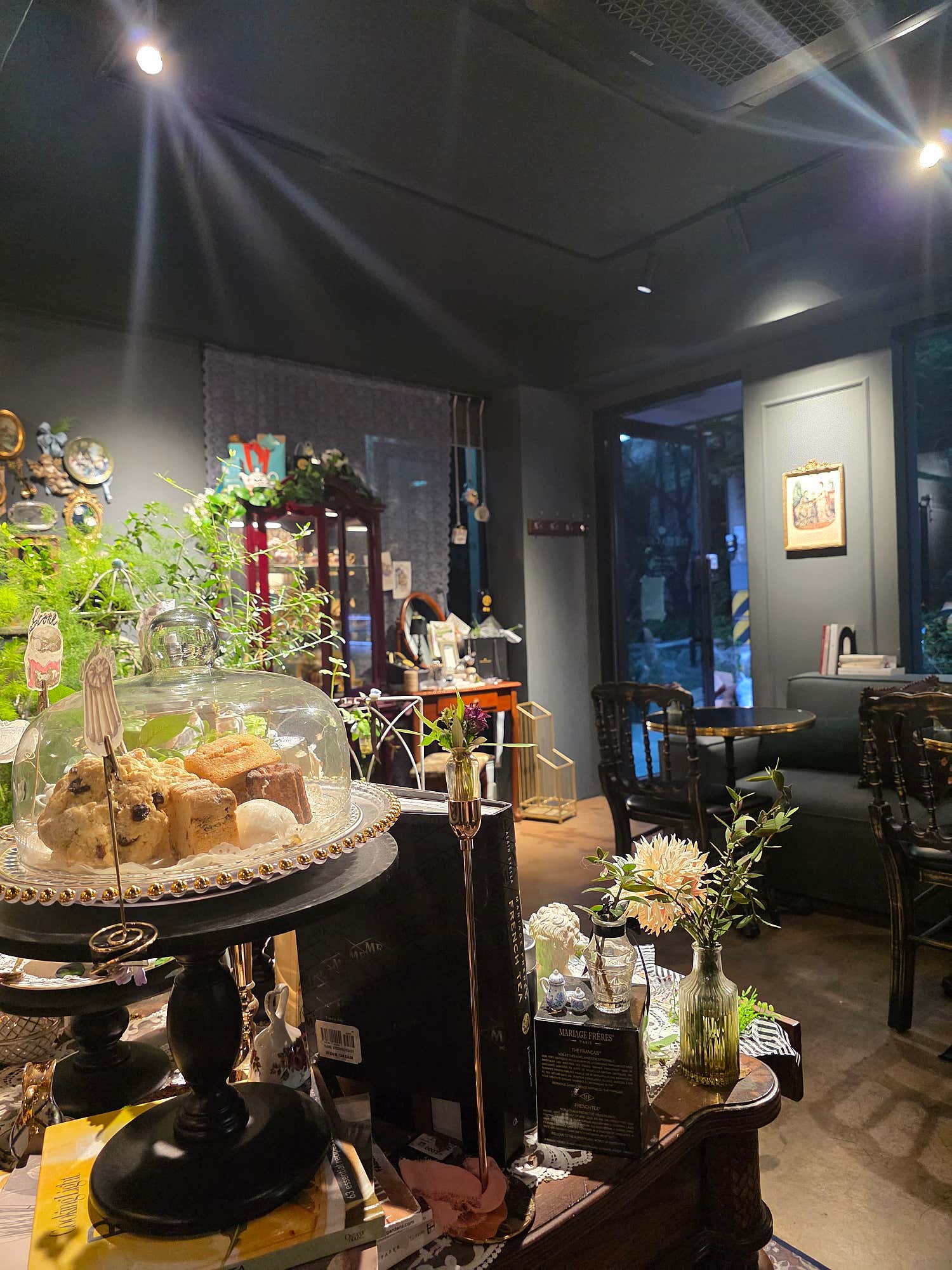 더 티 캐디에서 즐기는 따뜻한 차와 디저트