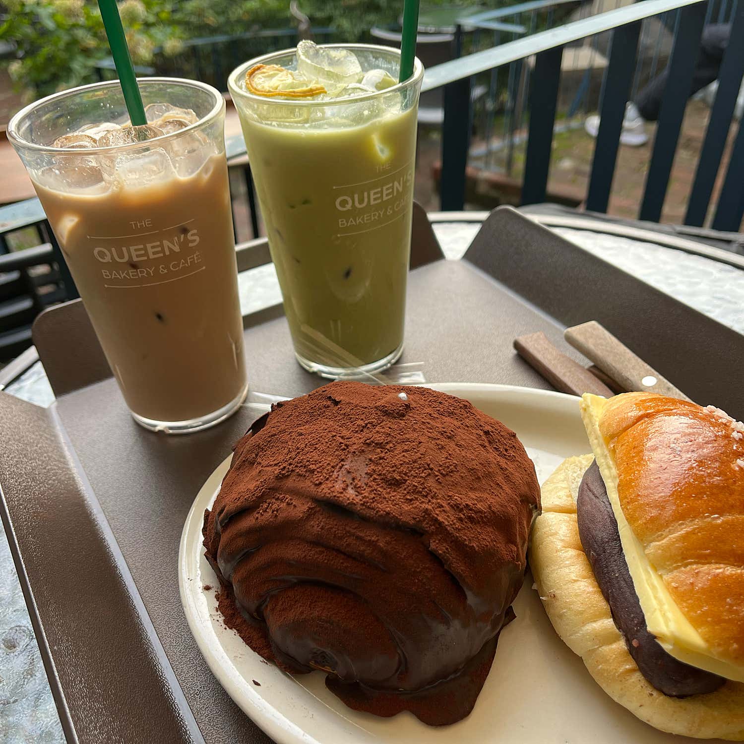 퀸즈베이커리 삼청점 빵과 음료 테이블 세팅