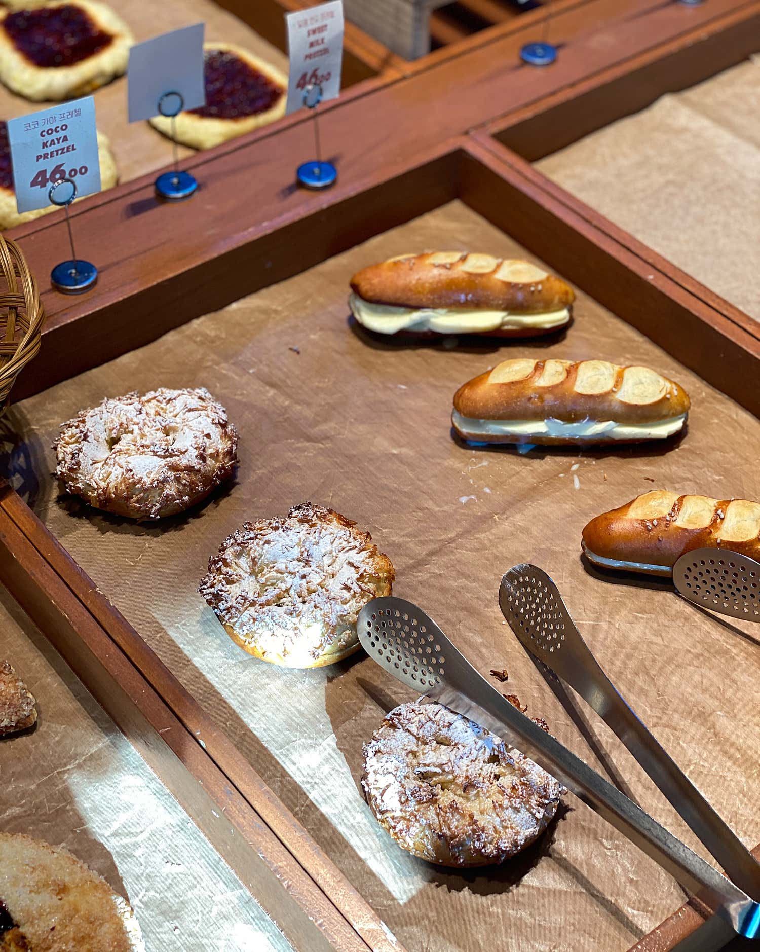 테디스로드 베이커리 코너의 빵들