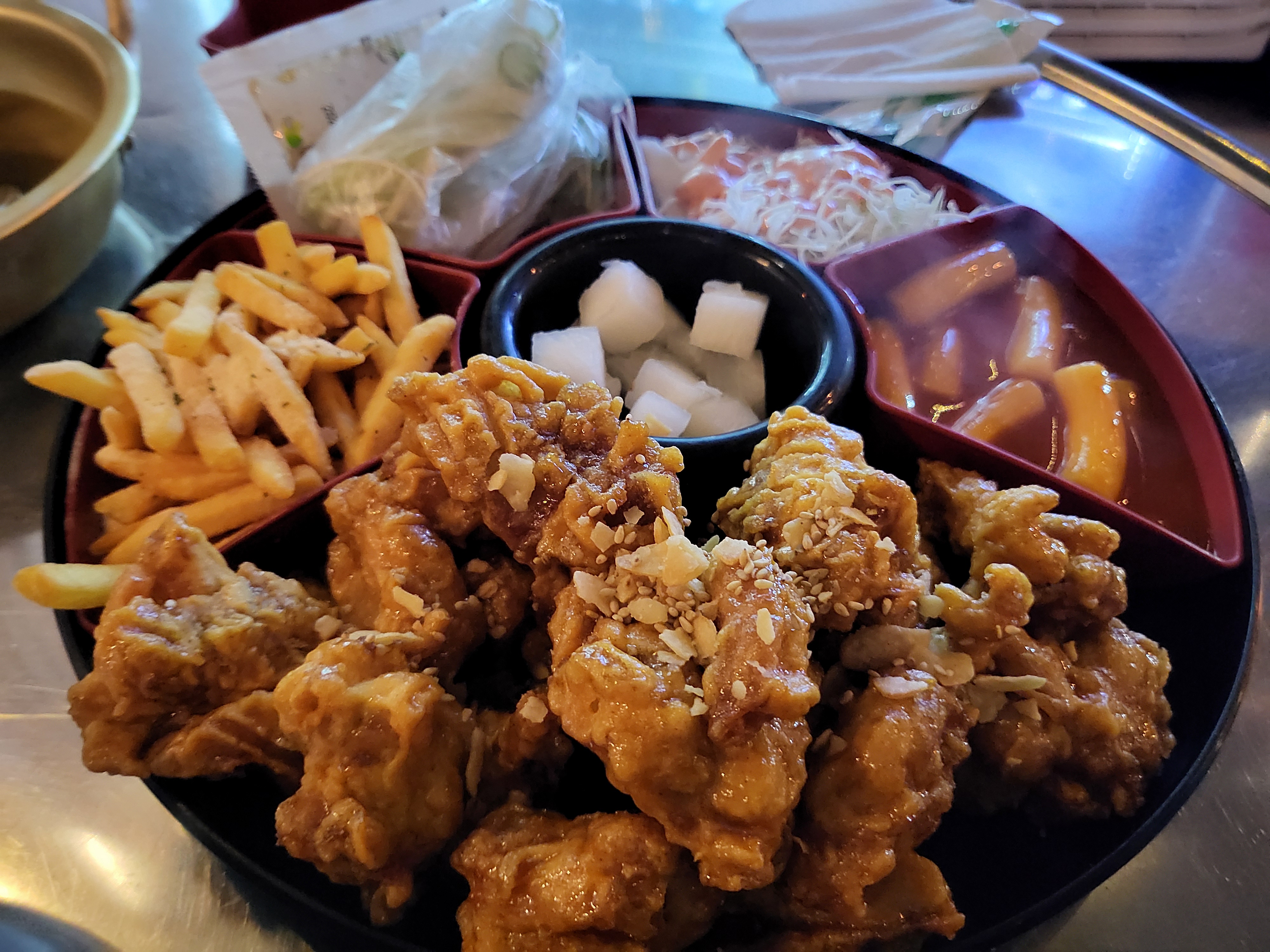 양념 치킨 조각