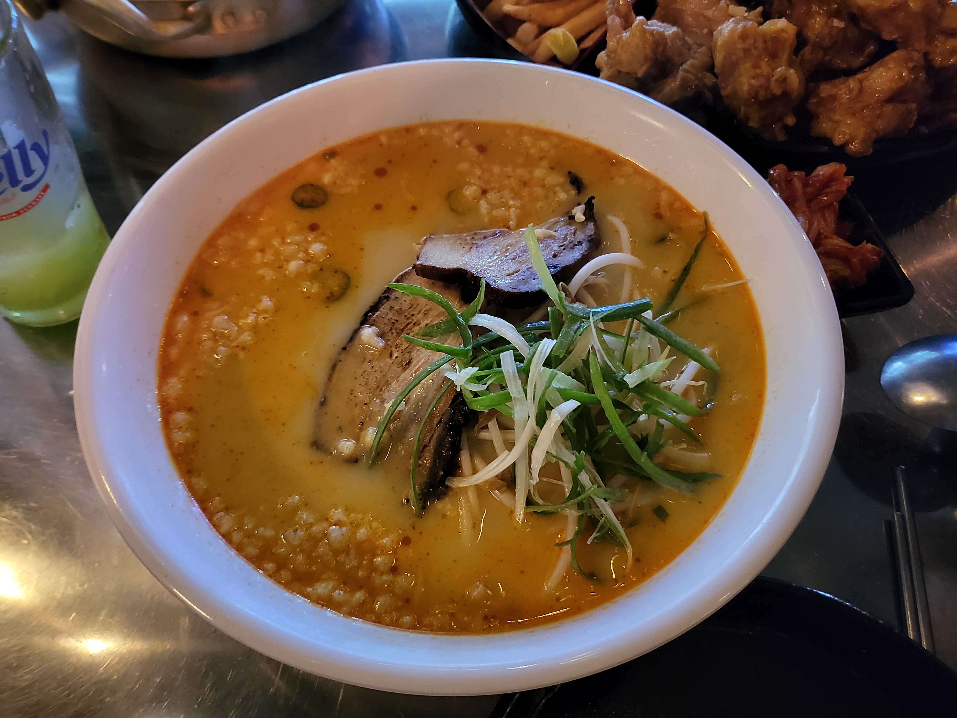 테이블 위에 놓인 반찬과 치킨