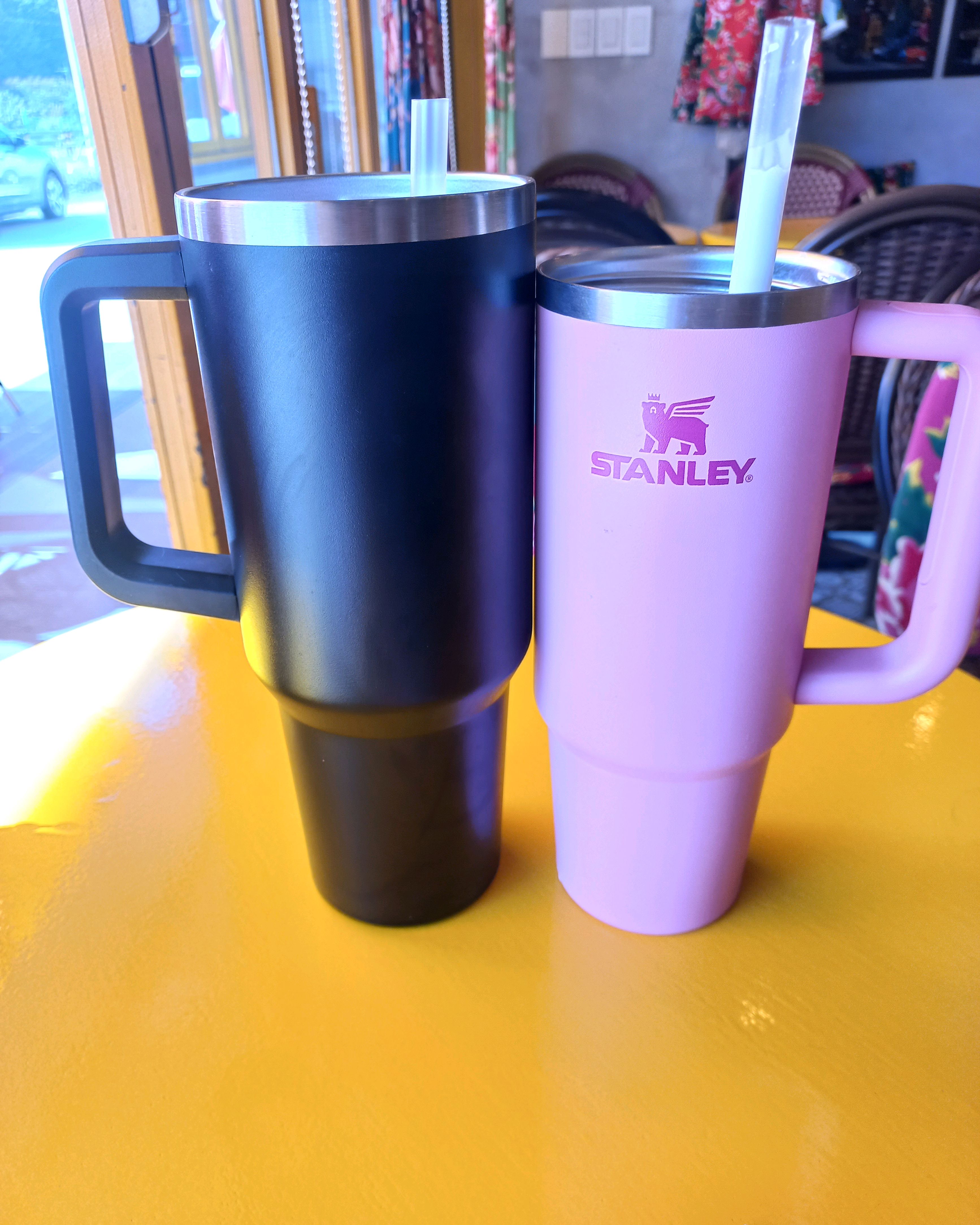 두 개의 큰 컵에 담긴 음료 모습 - 첫 번째 이미지와 동일