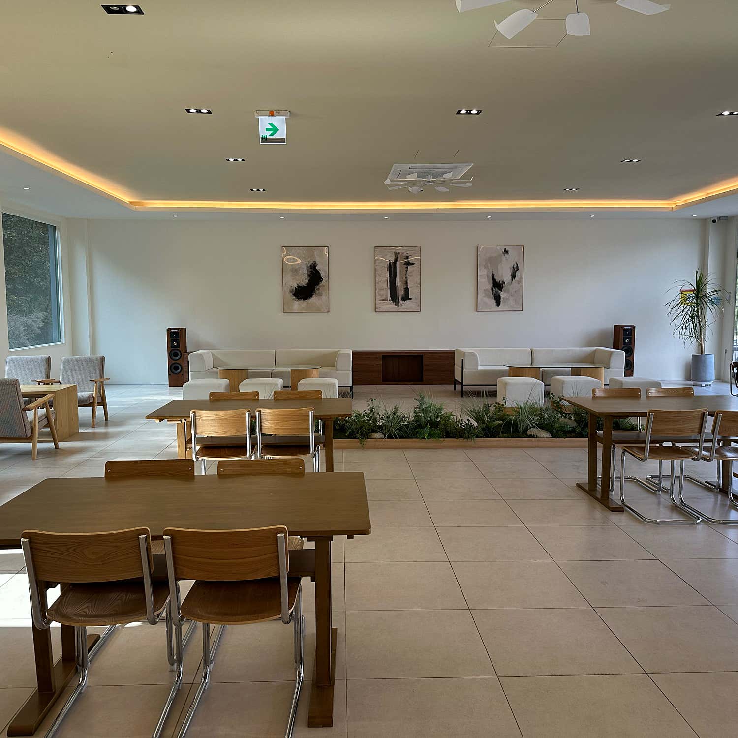 카페 에르츠 쇼룸 같은 인테리어