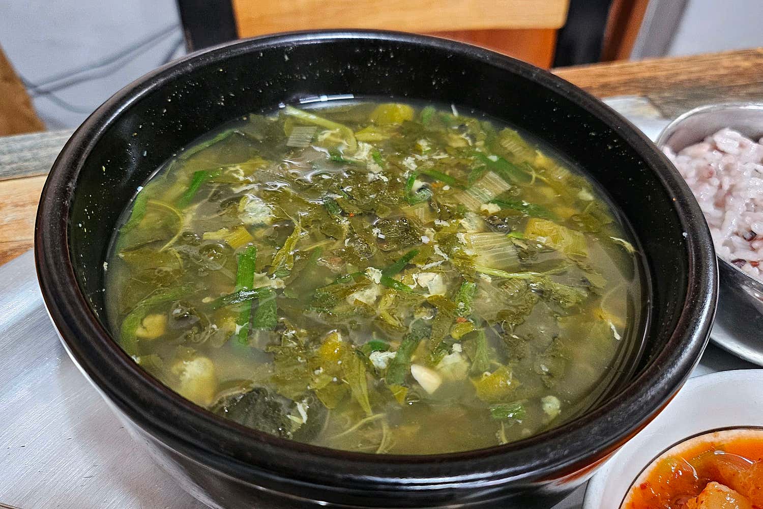 올갱이국과 정갈한 밑반찬