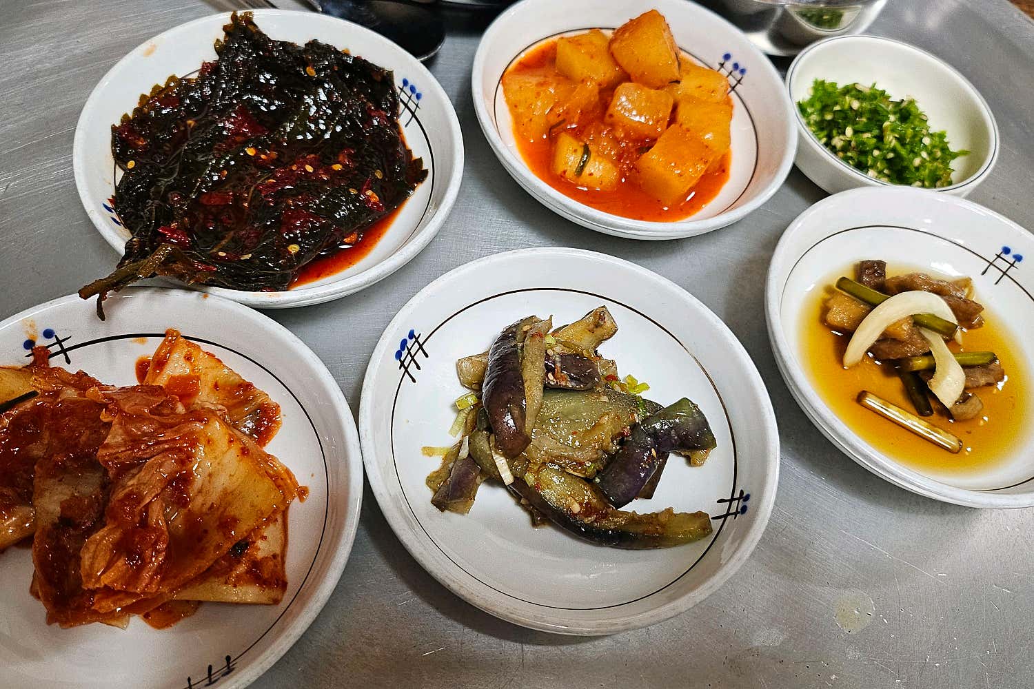 정성 가득한 밑반찬 클로즈업