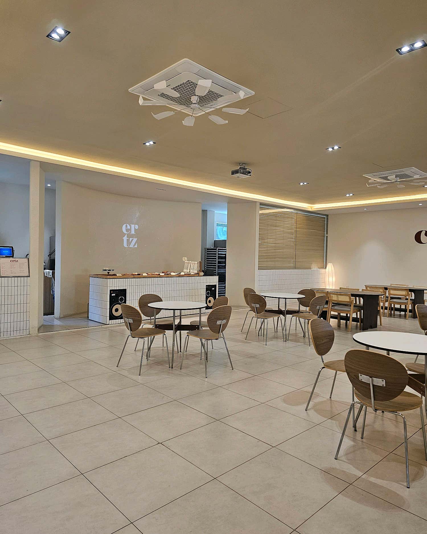 카페 에르츠 깔끔하고 세련된 인테리어
