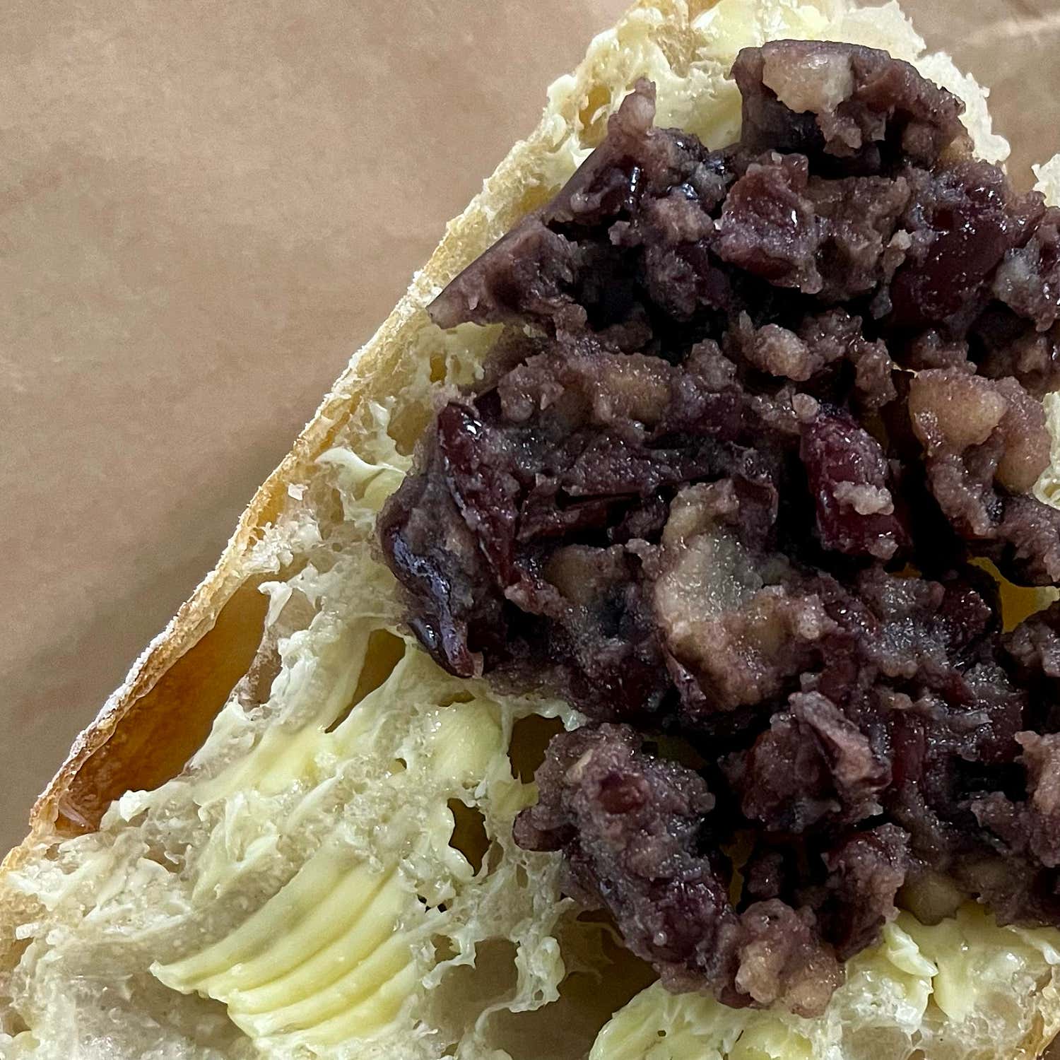 늦여름베이커리 매장 내부의 신선한 빵 진열