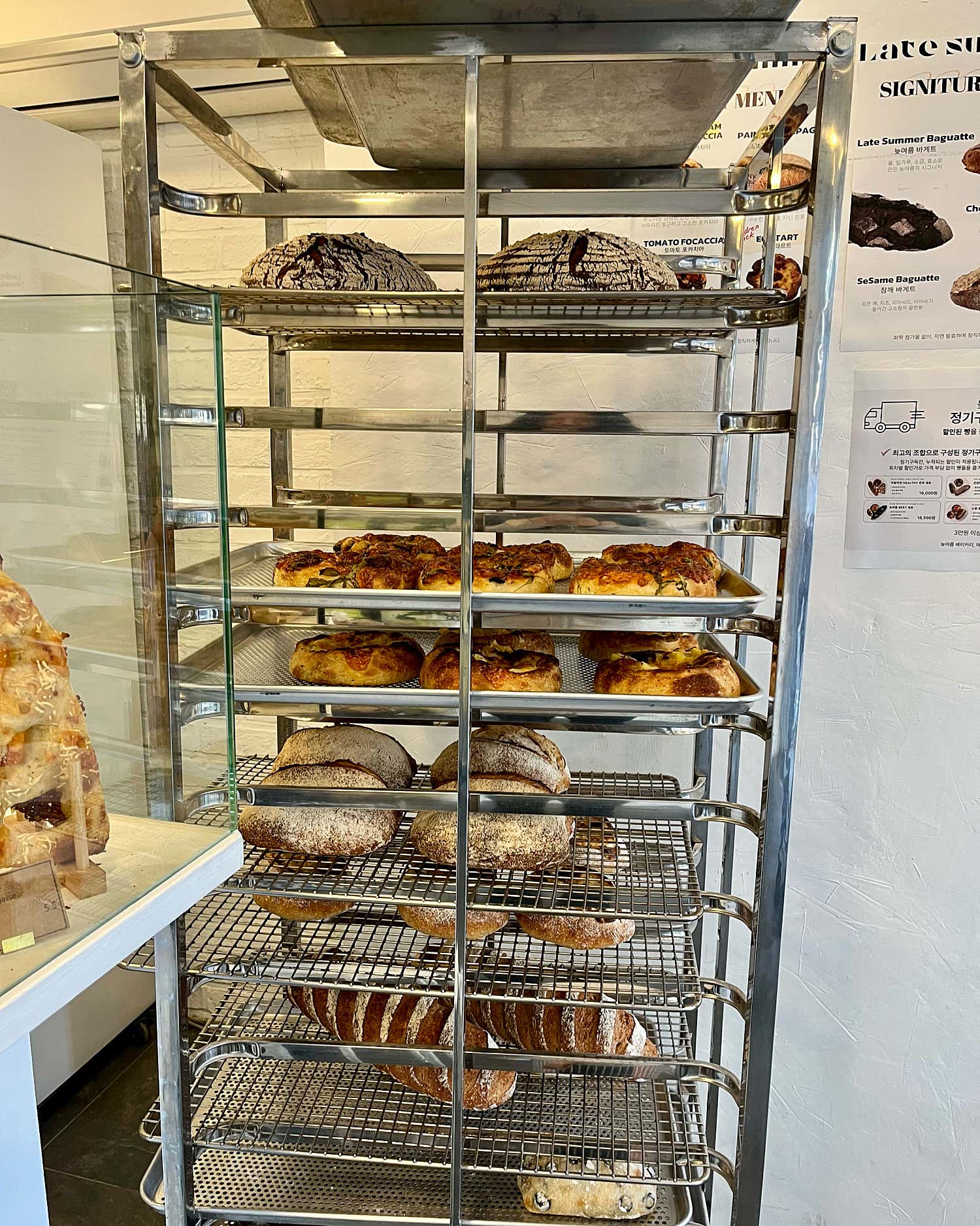 샌드위치와 앙버터용으로 커팅된 바게트와 곁들임 재료