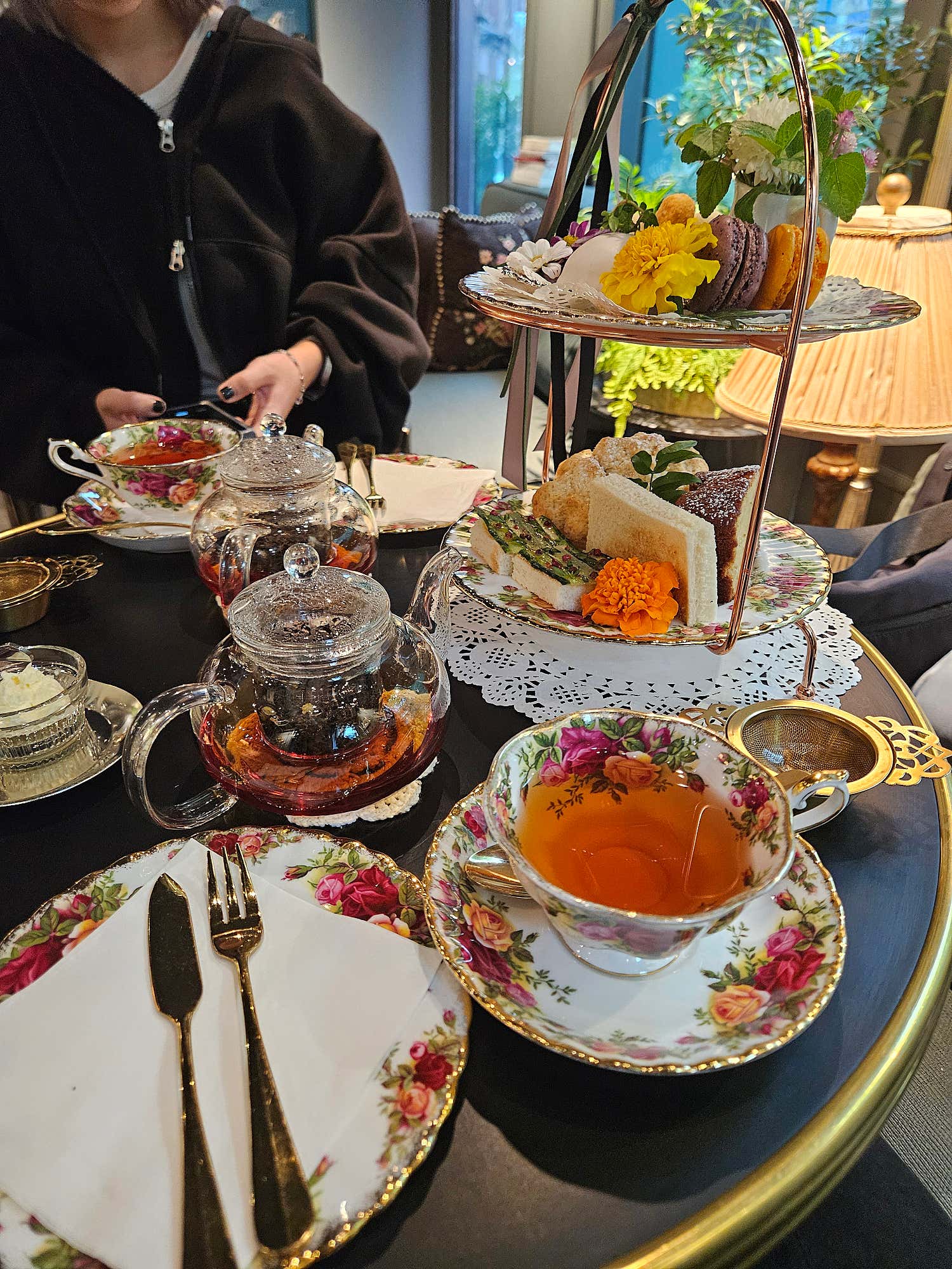 고급스러운 차 주전자와 찻잔