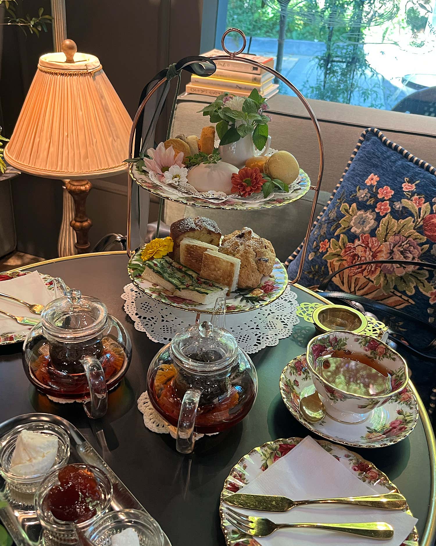 친구와 함께하는 즐거운 티타임 풍경