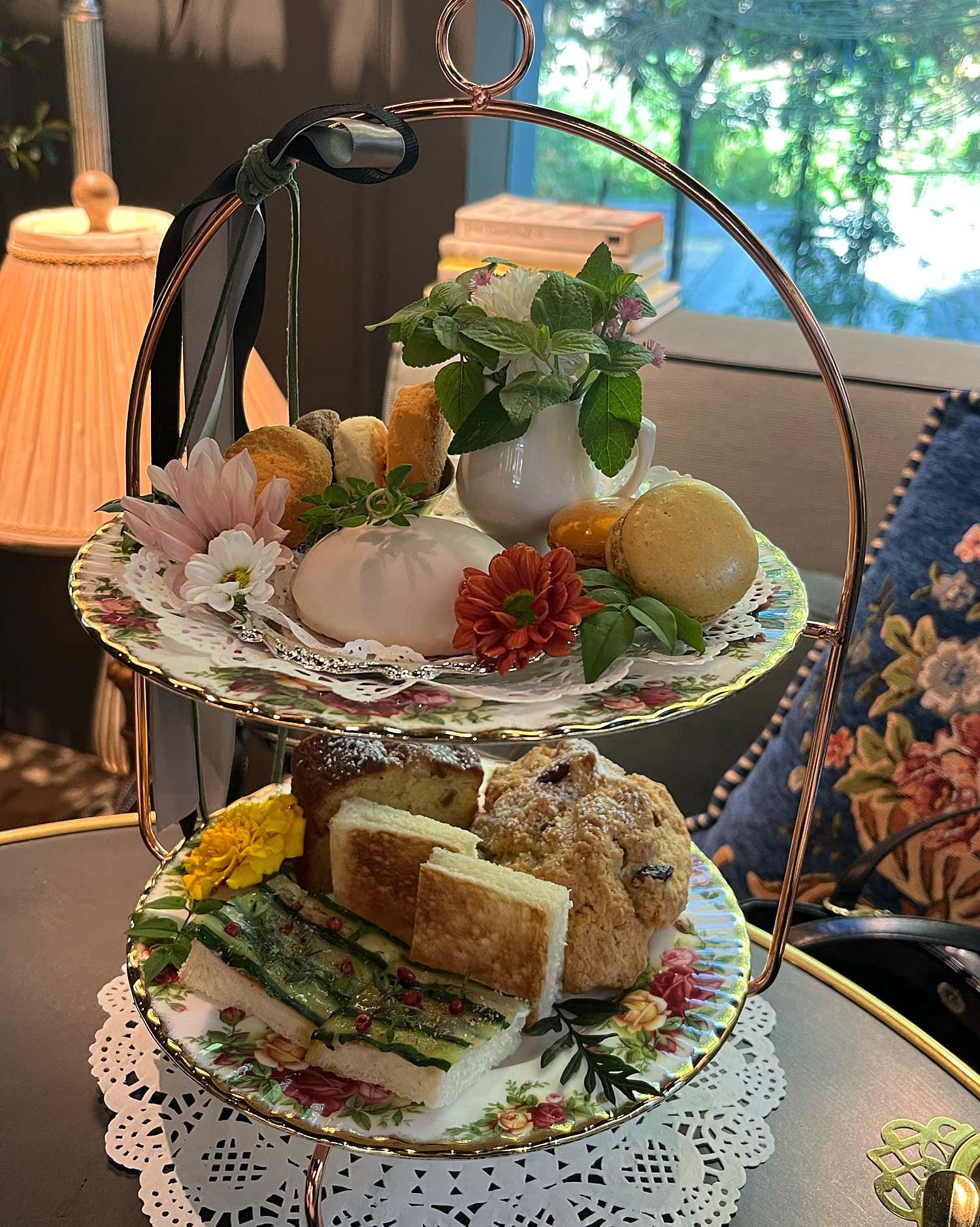 따뜻하고 아늑한 분위기에서 차를 즐기는 모습