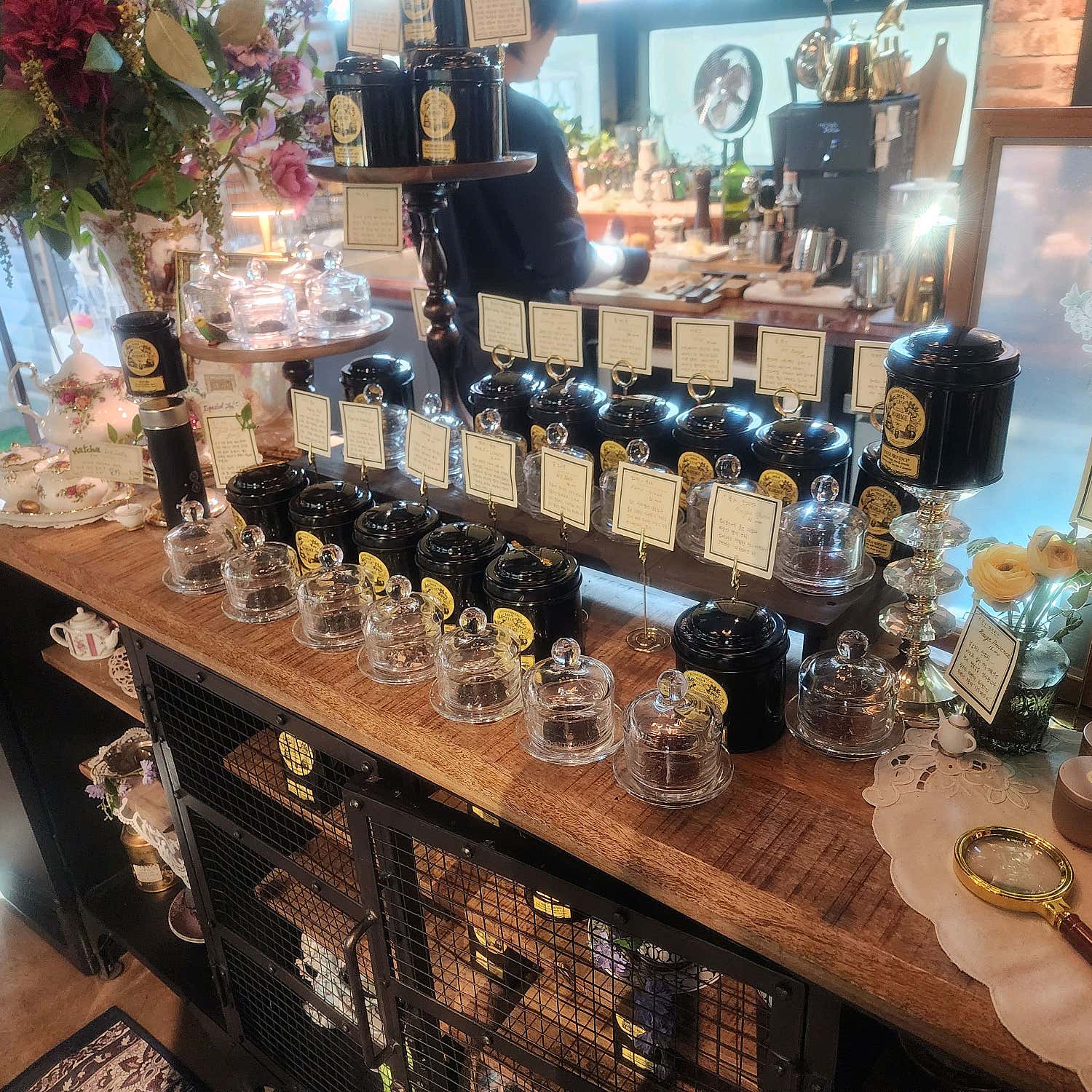 맛있는 디저트와 향긋한 차