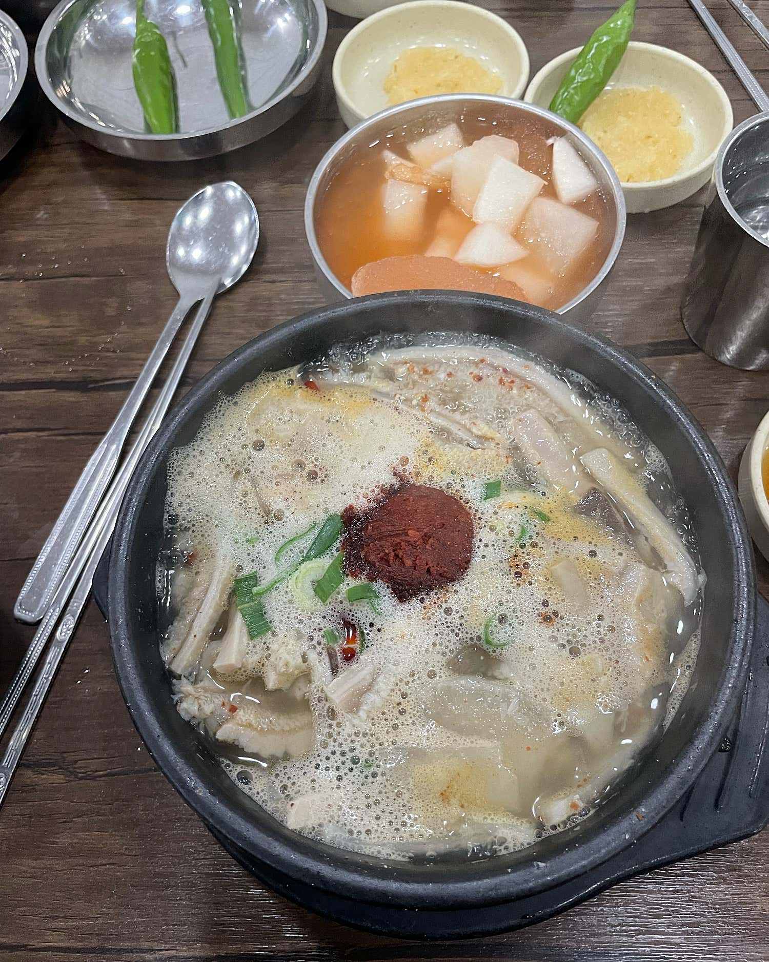 내장탕 속 푸짐한 내장과 특제 소스