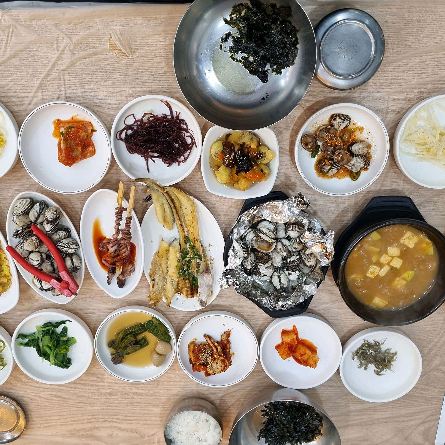 정가네원조꼬막회관의 푸짐한 꼬막무침비빔밥 재료