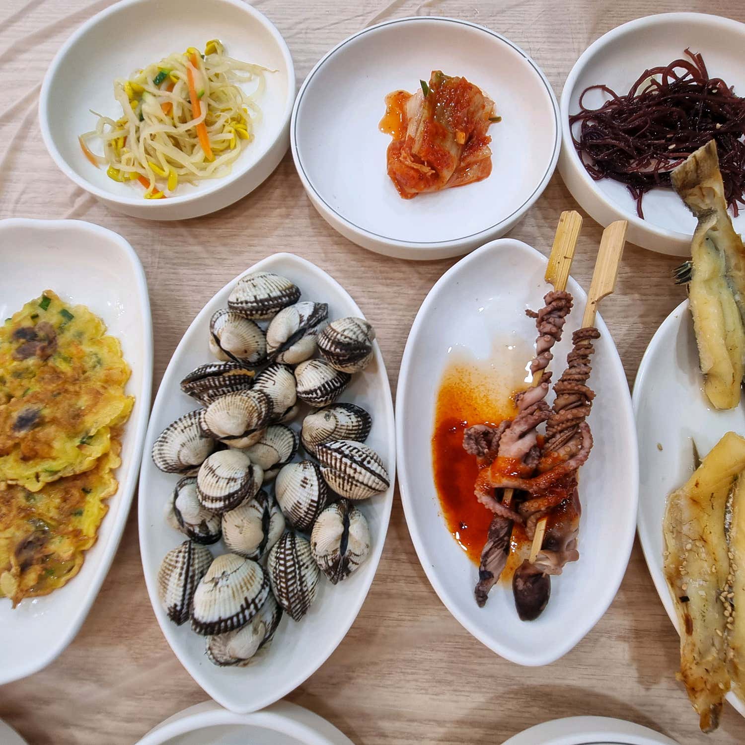 정가네원조꼬막회관의 정식과 함께 나온 정갈한 밑반찬