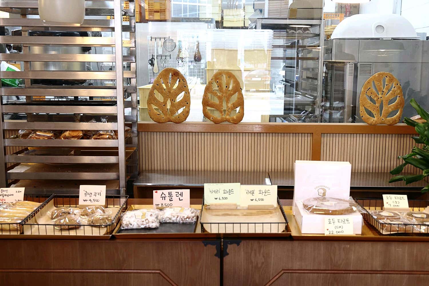 먹음직스럽게 잘린 오식빵양구 밤식빵의 단면