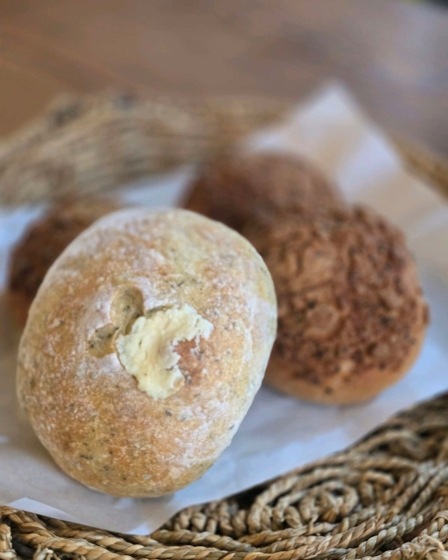 목월빵집 내부 빵 선반