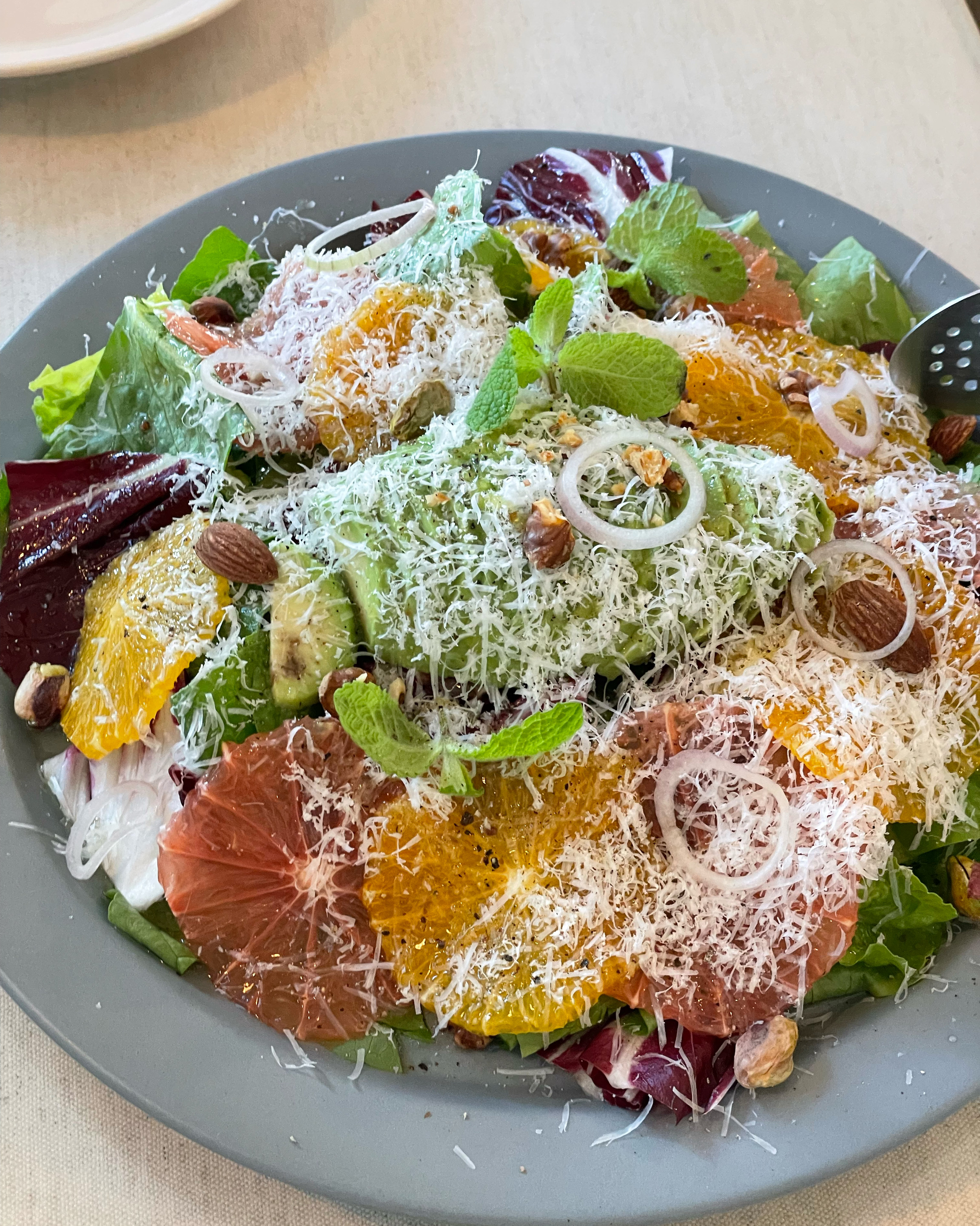 아보카도, 오렌지, 자몽 등이 올라간 샐러드