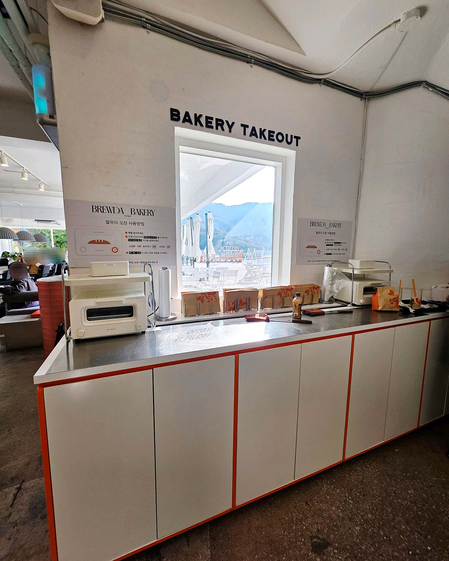 브루다 베이커리 카페 내부 아늑한 좌석