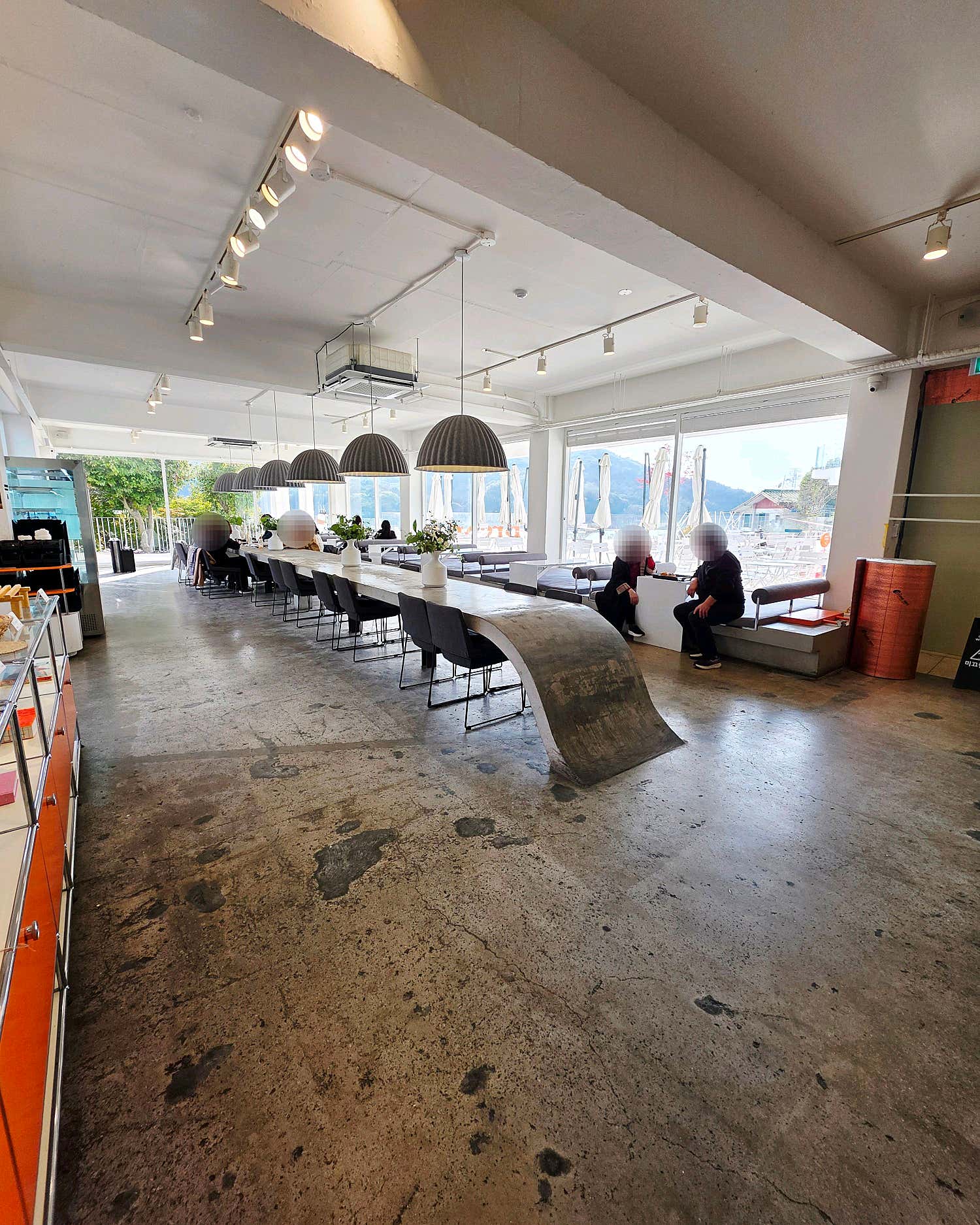 브루다 베이커리 카페 야외 테라스 테이블