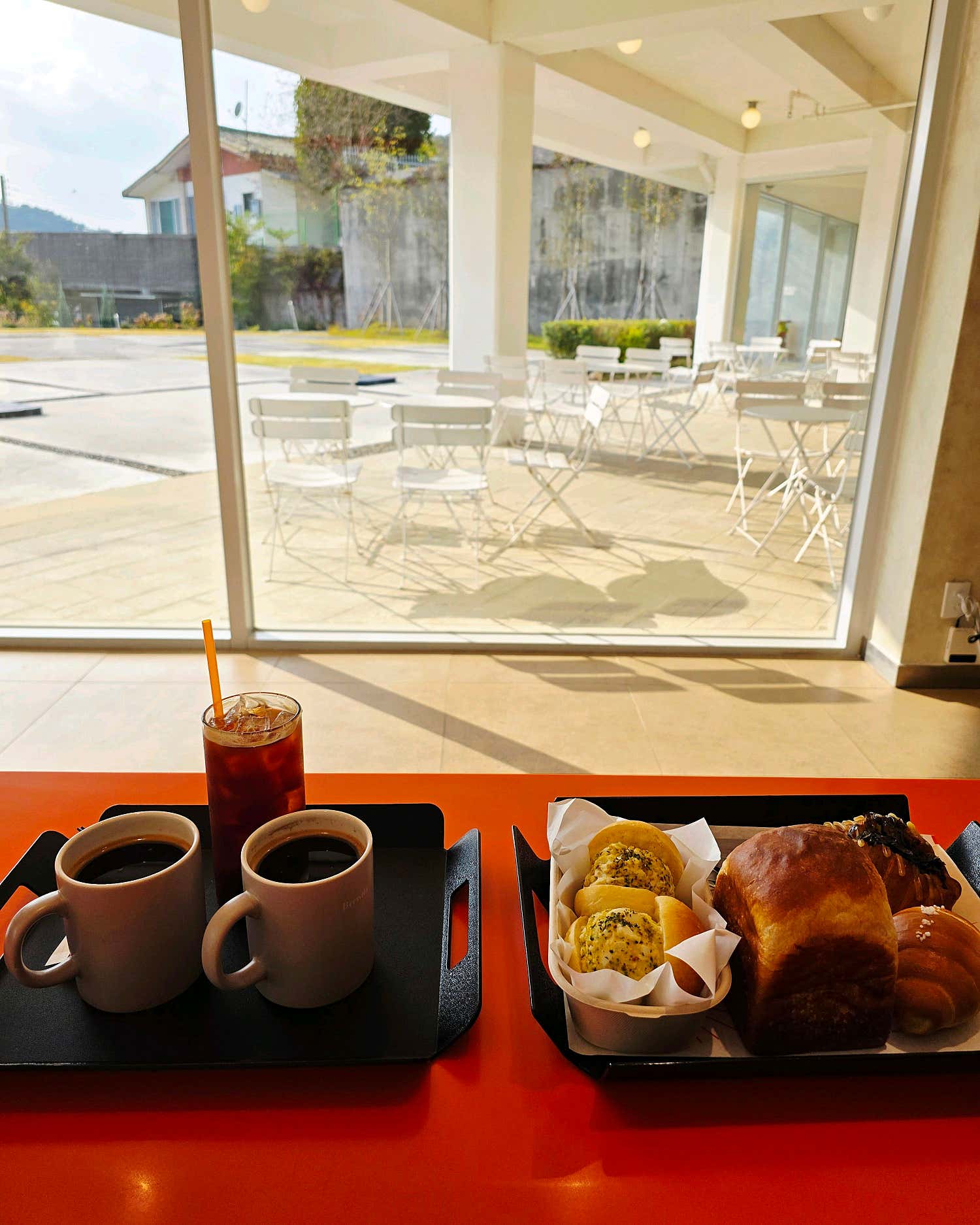 디저트와 커피와 함께하는 휴식