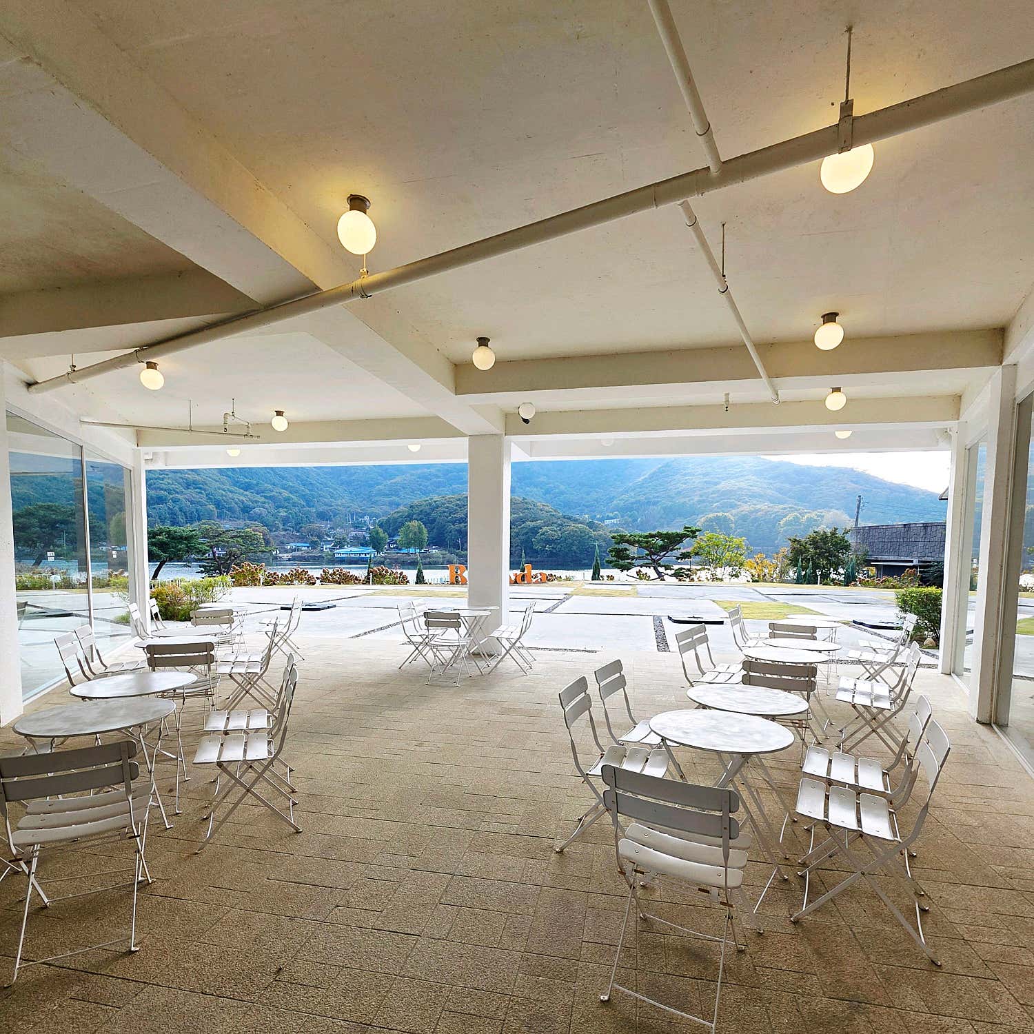 브루다 베이커리 카페의 다양한 종류의 빵