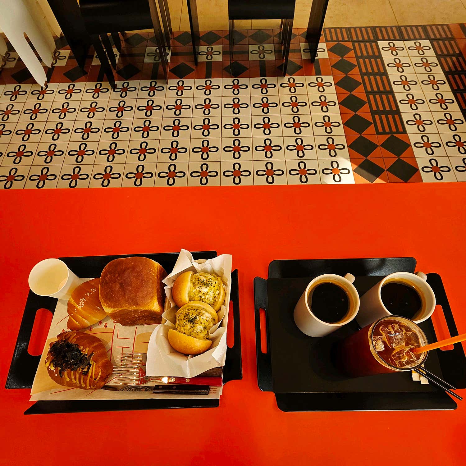 따뜻한 차와 함께 저수지 감상