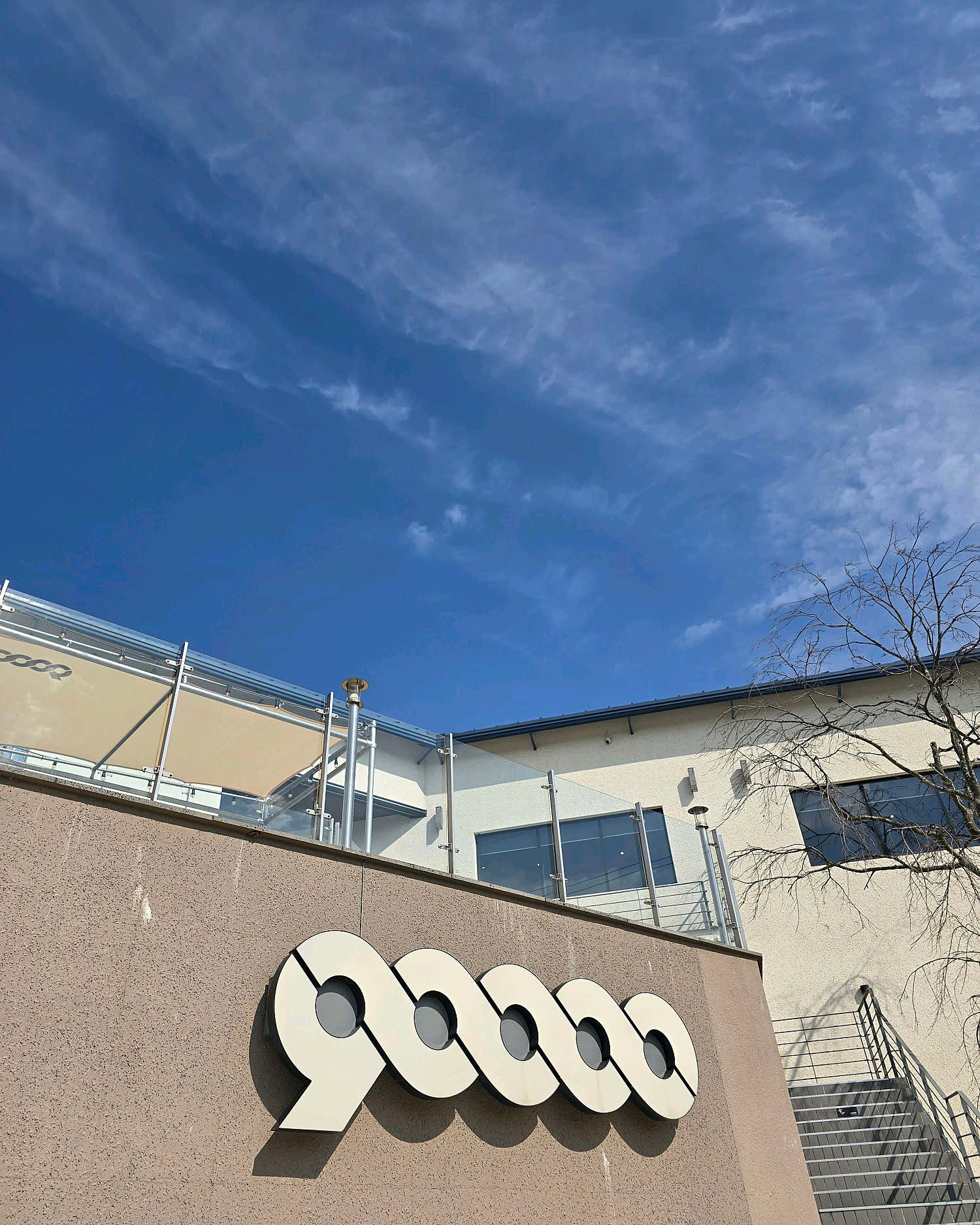 카페구만 내부 전경과 창밖 뷰