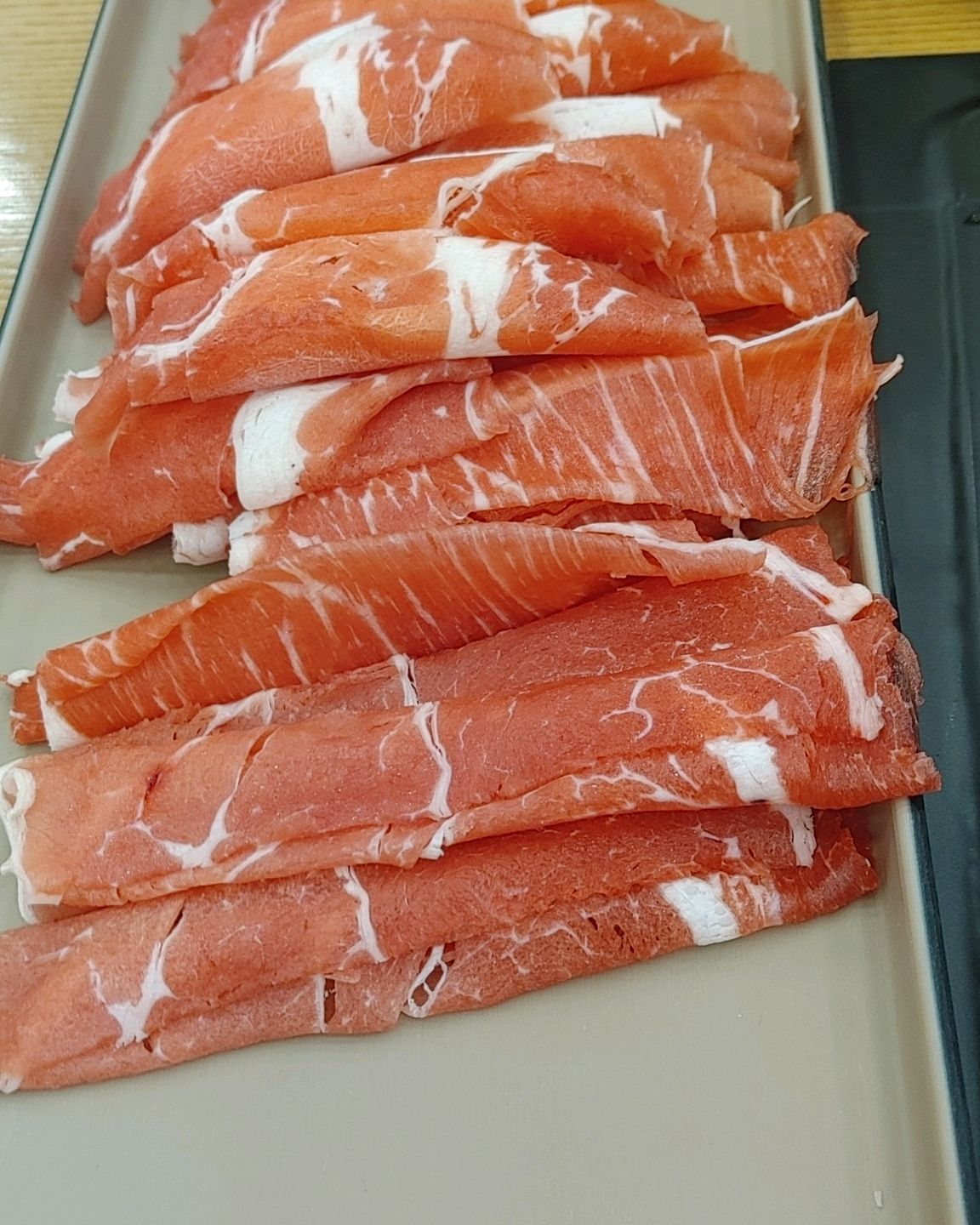 풍성하게 차려진 샤브샤브 테이블