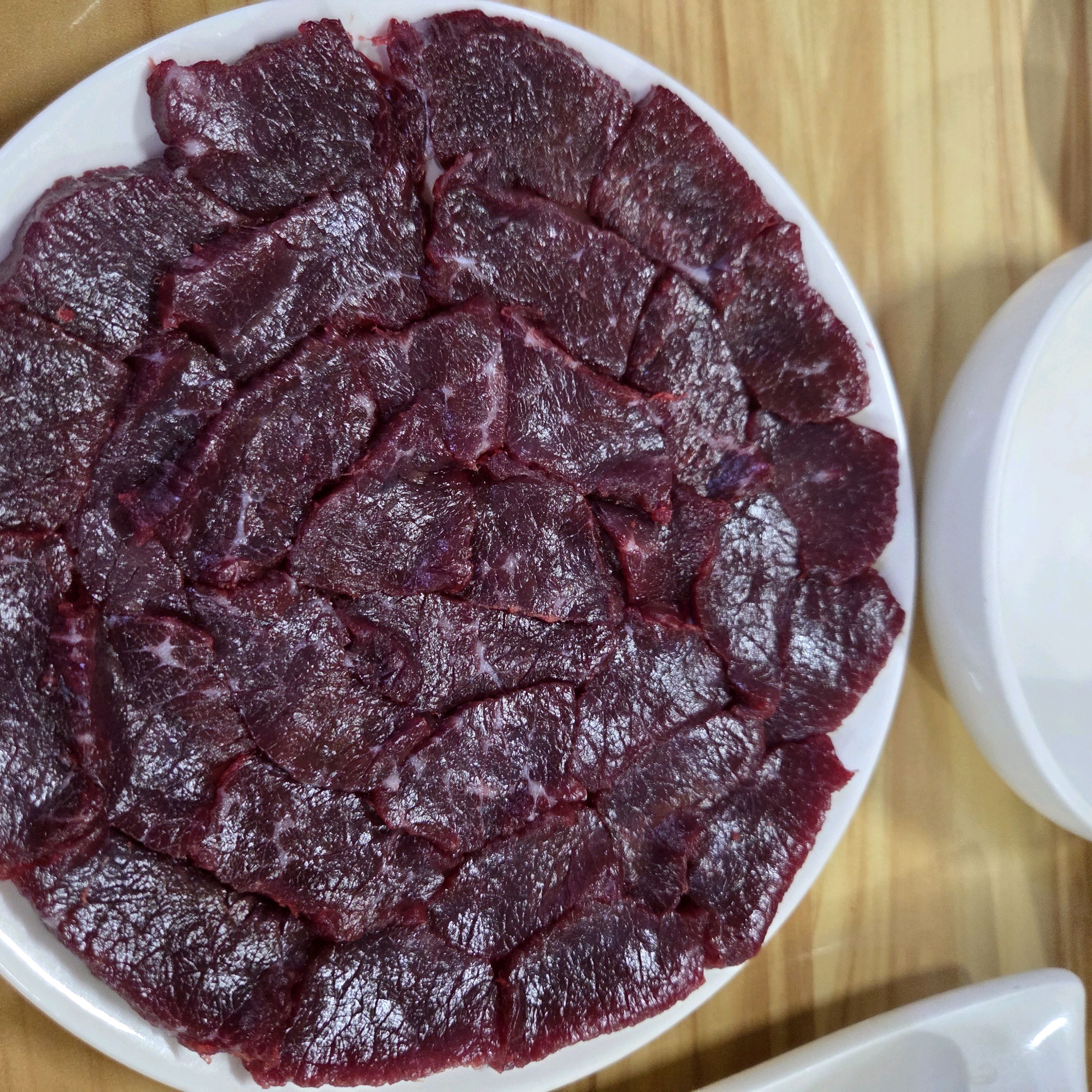 신선한 육회 한 접시