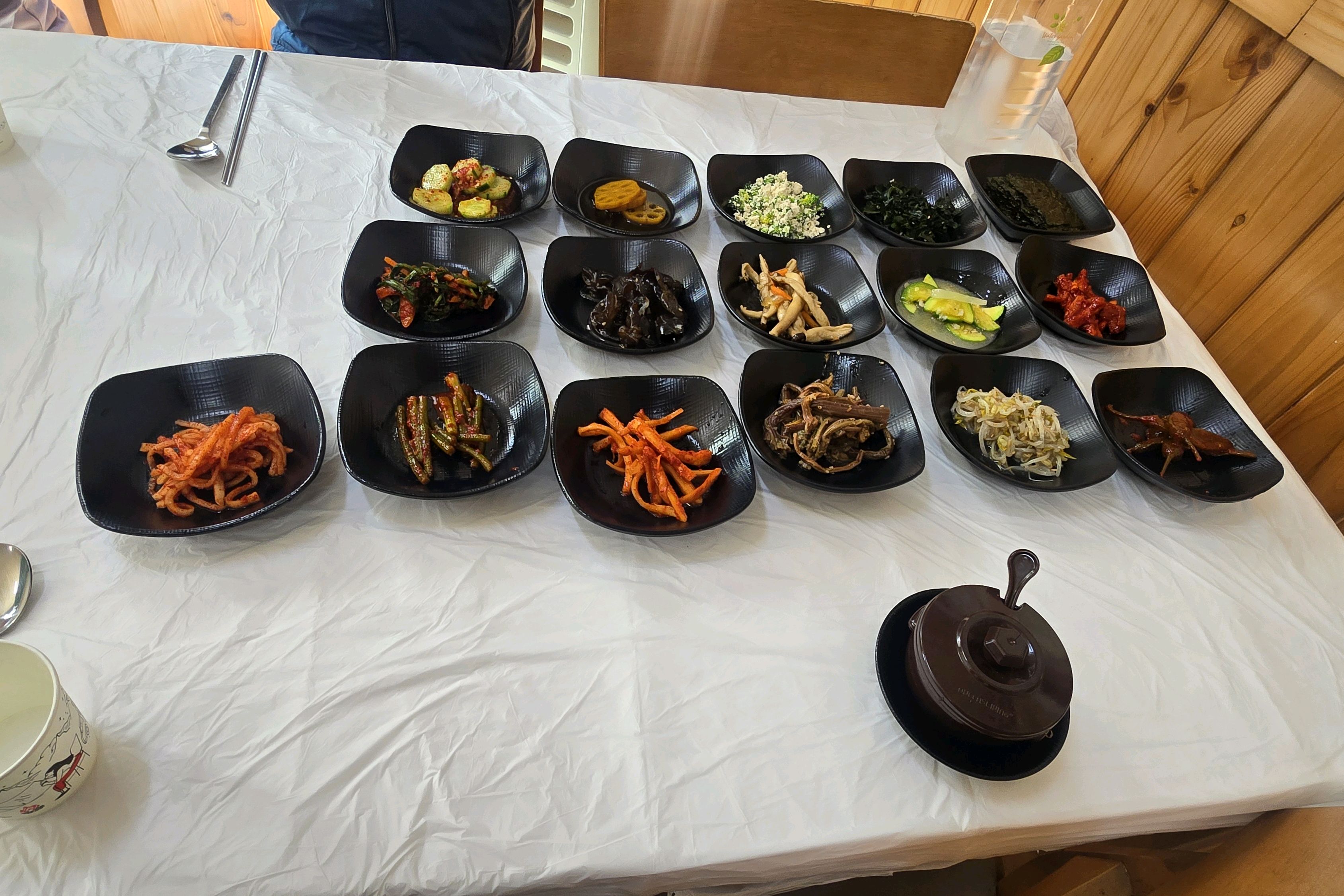 다양한 종류의 반찬들