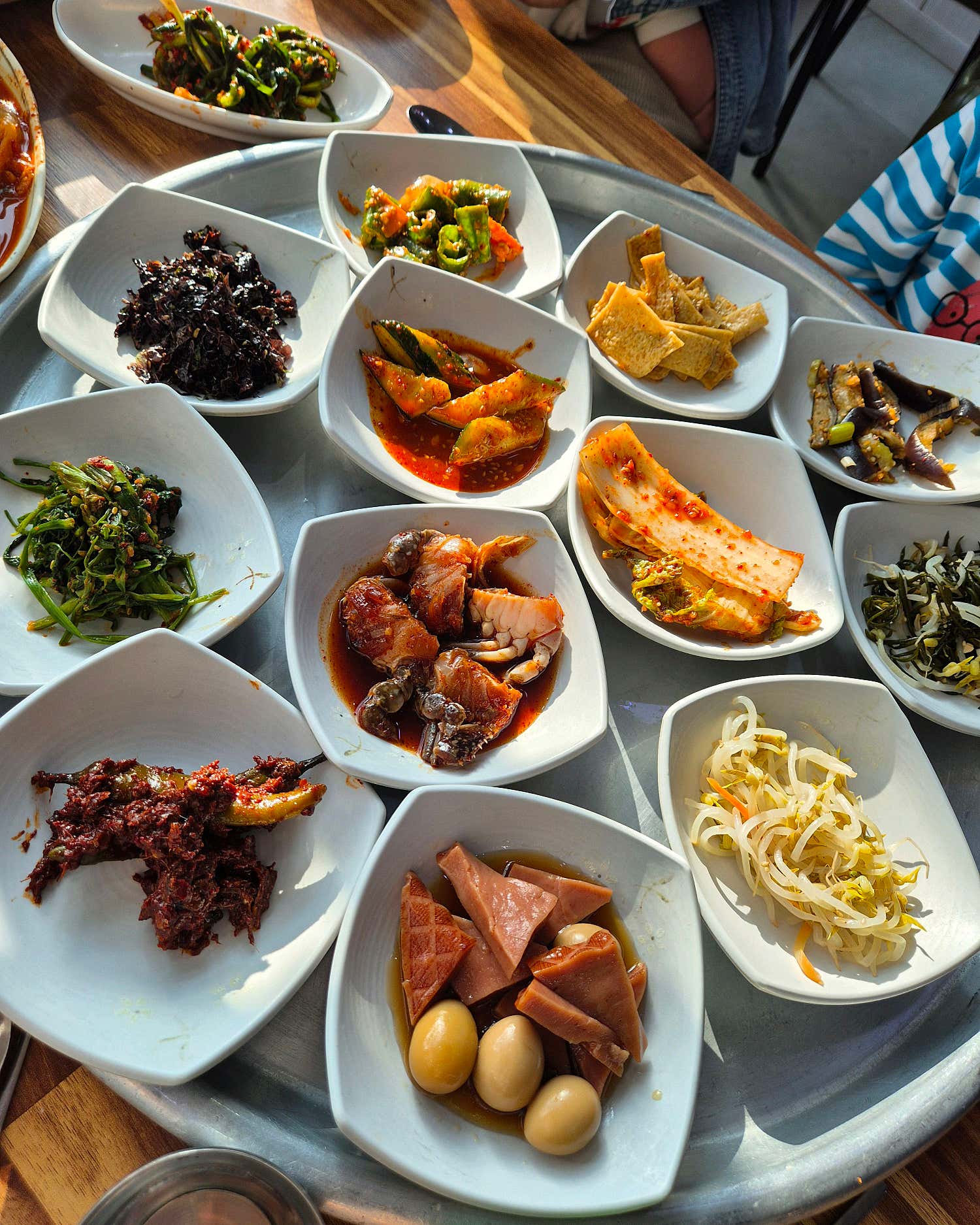 본동기사식당 푸짐한 백반 반찬 전체샷