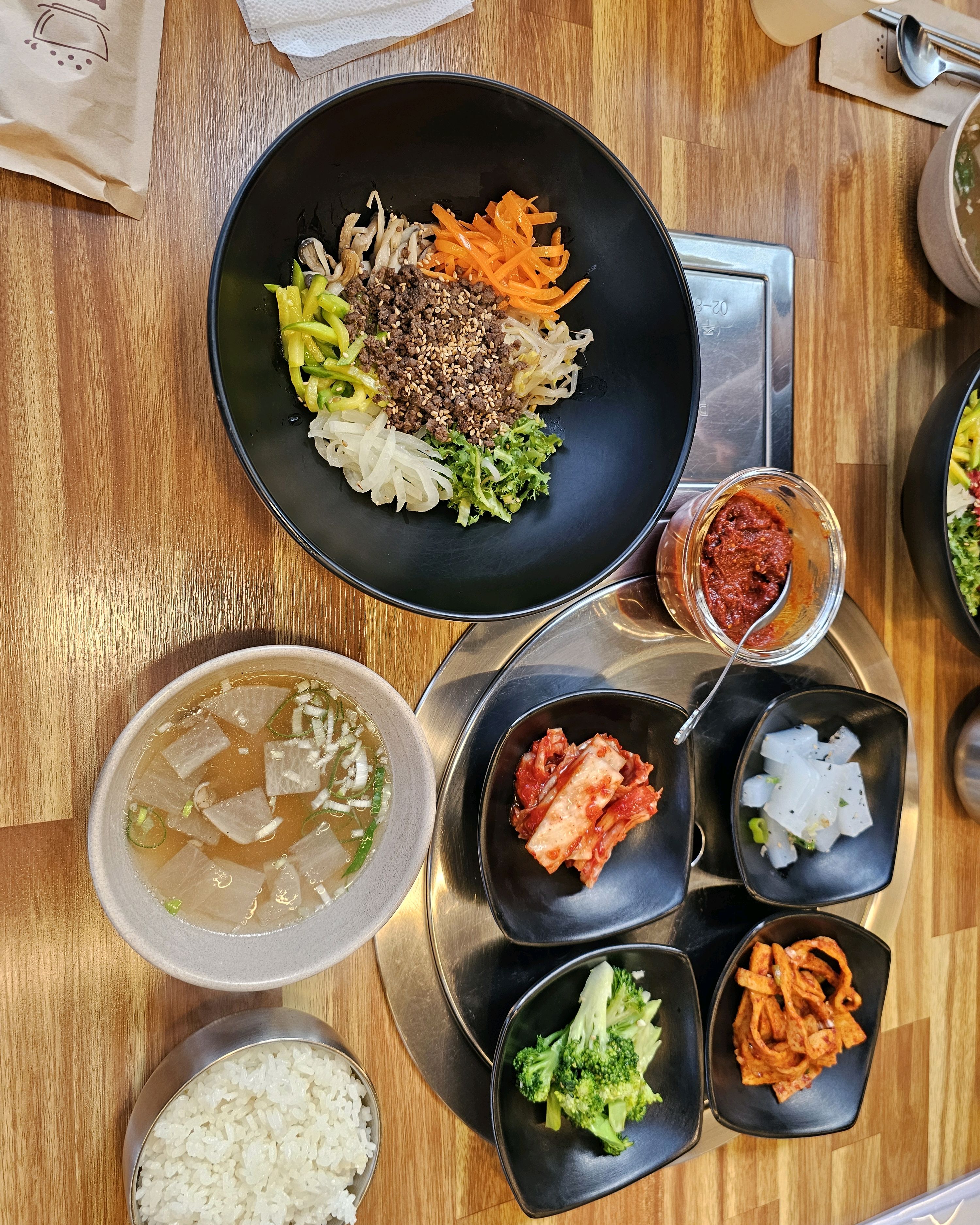 다양한 채소와 밥, 찌개, 밑반찬이 담긴 비빔밥 한상