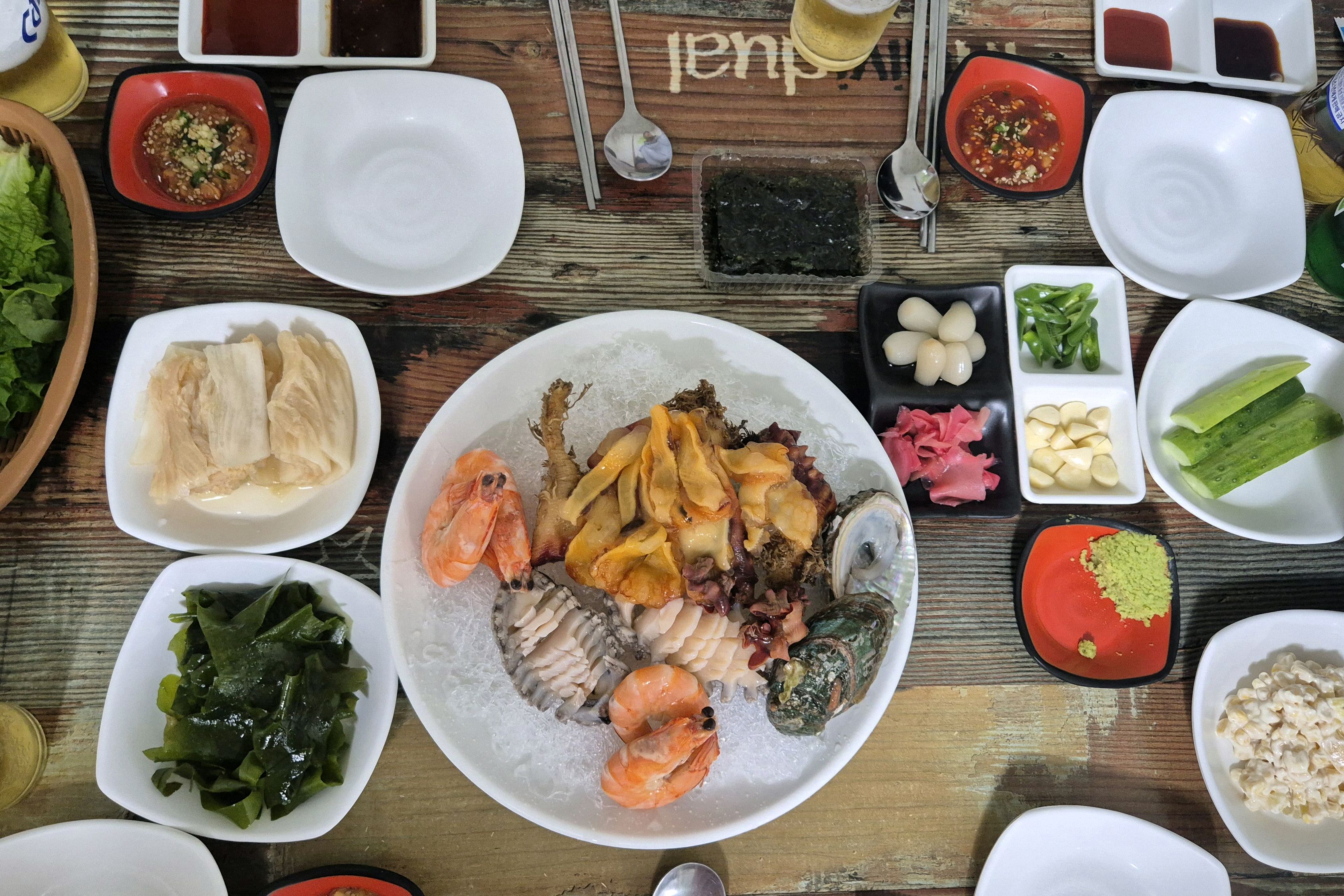 싱싱한 해산물이 듬뿍 담긴 불광회센타의 한 상 차림