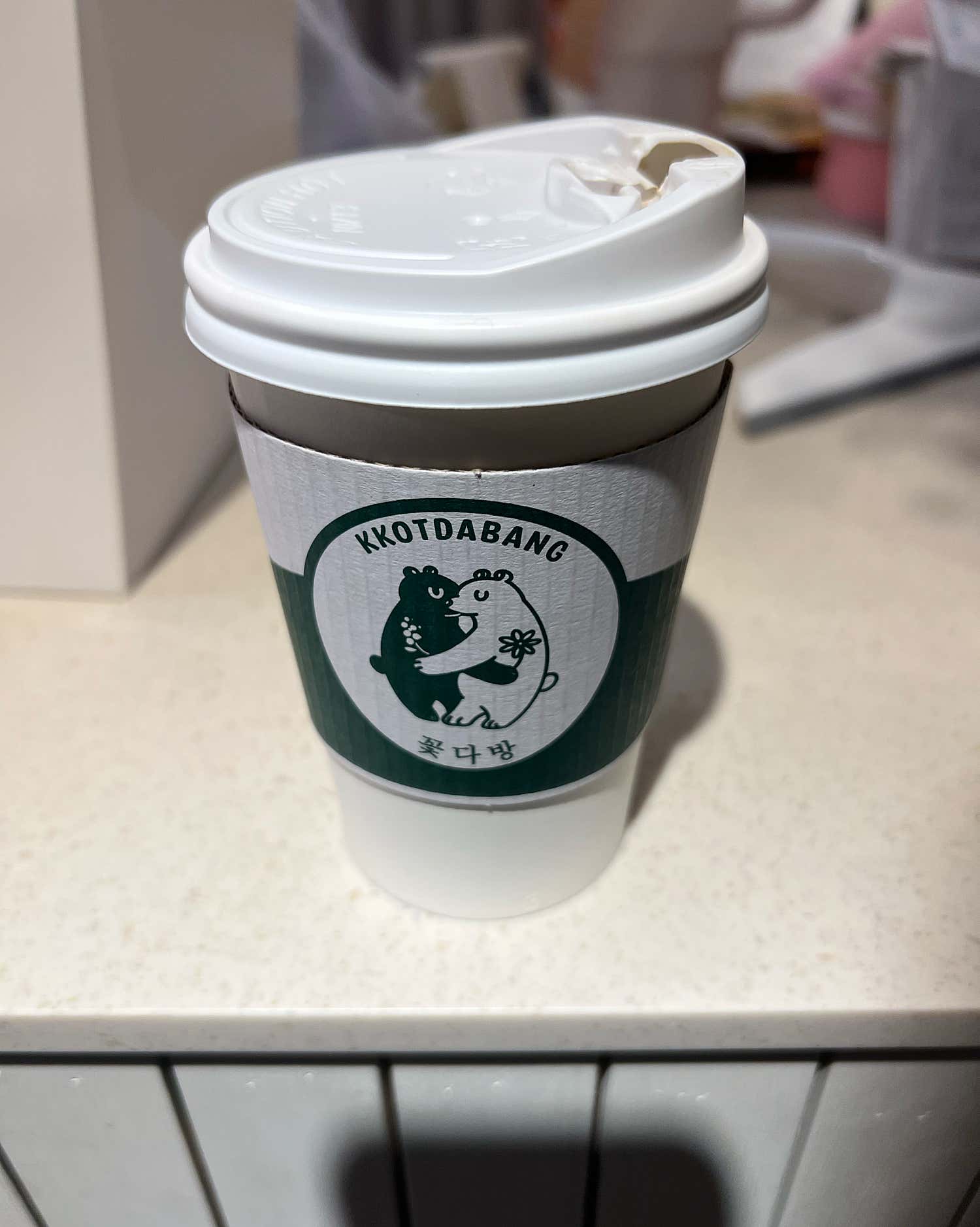 깔끔하게 포장된 꽃다방의 수제 케이크