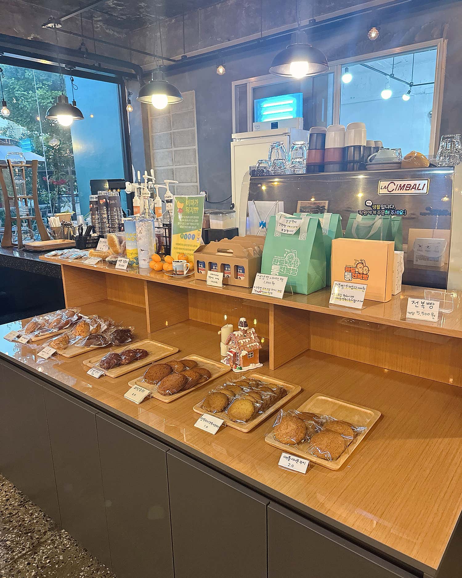 달스윗의 고급스러운 인테리어와 테이블 세팅