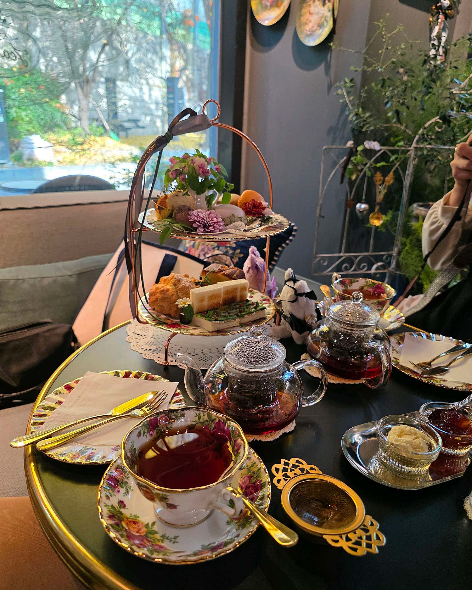 더 티 캐디 내부의 아름답게 꾸며진 테이블 세팅