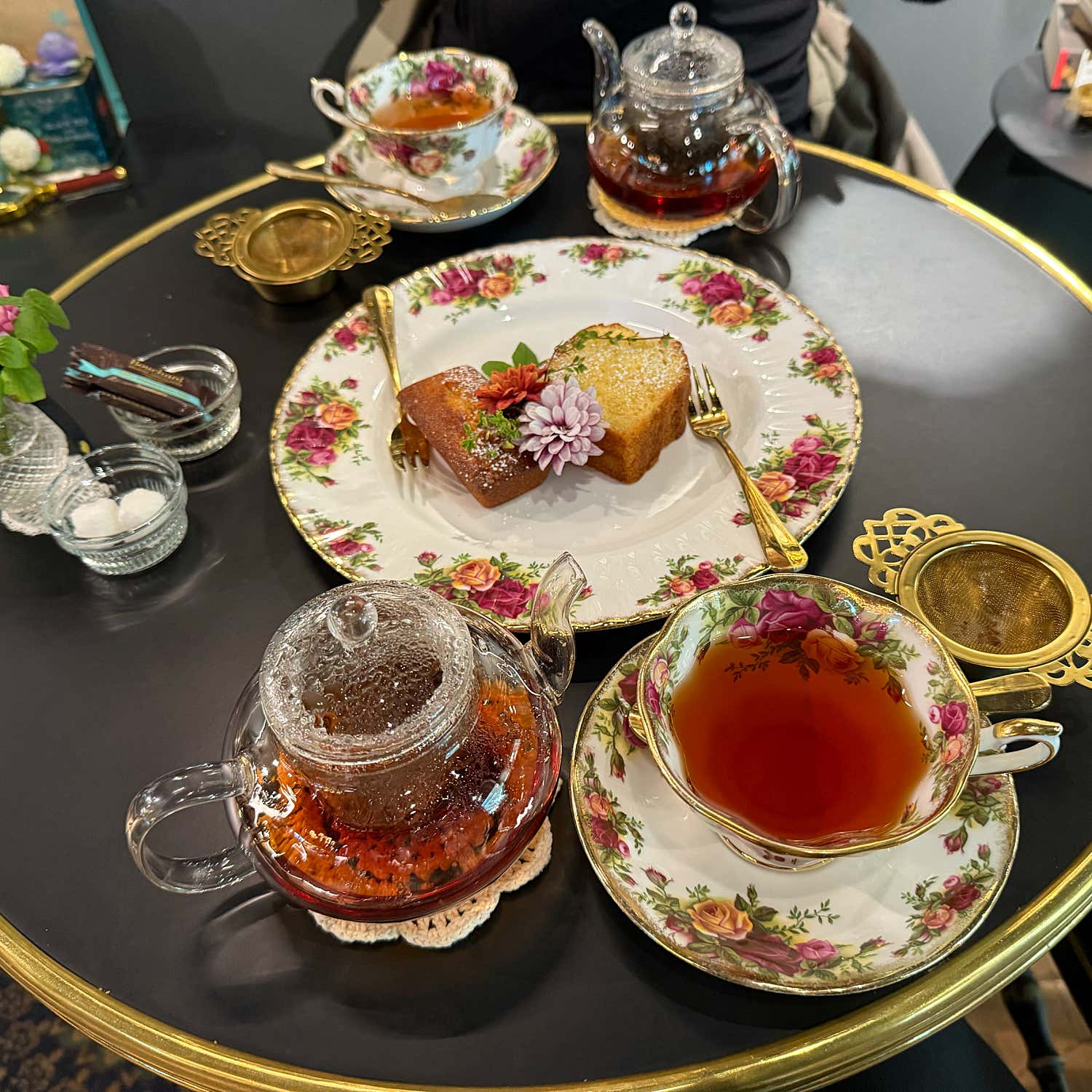 차를 즐기는 연인의 모습