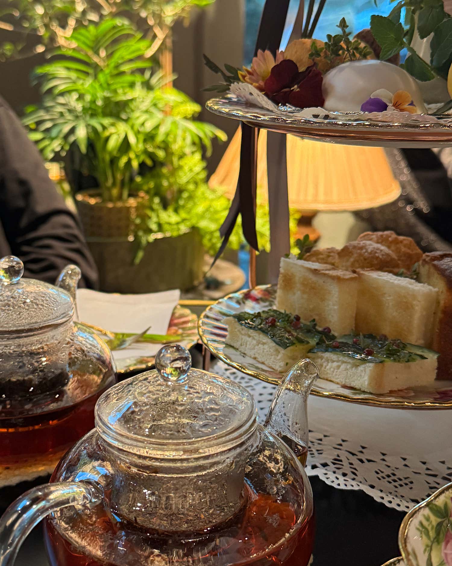 차와 함께 즐길 수 있는 아름다운 찻잔과 디저트