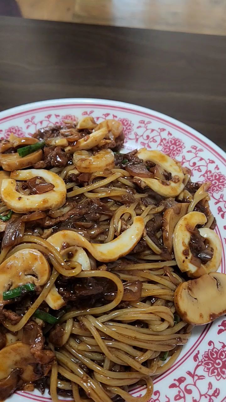 꽈리고추 쟁반짜장의 면과 재료들