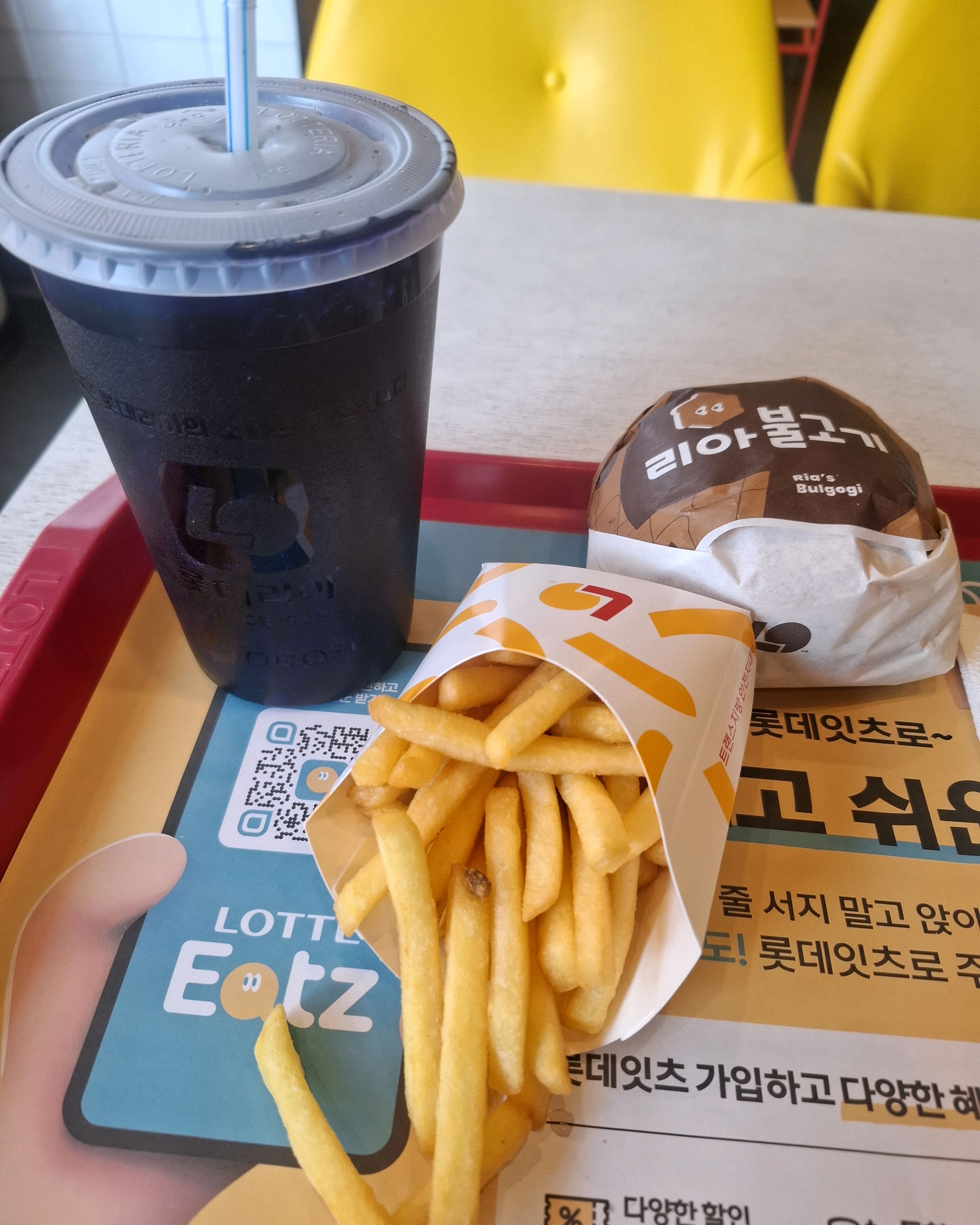 신선한 채소가 돋보이는 햄버거