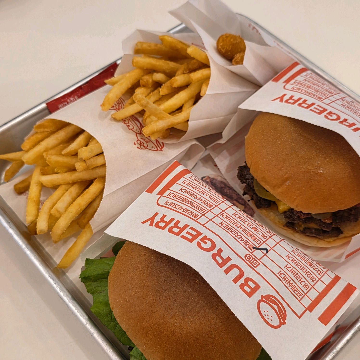 트러플 소스가 곁들여진 햄버거