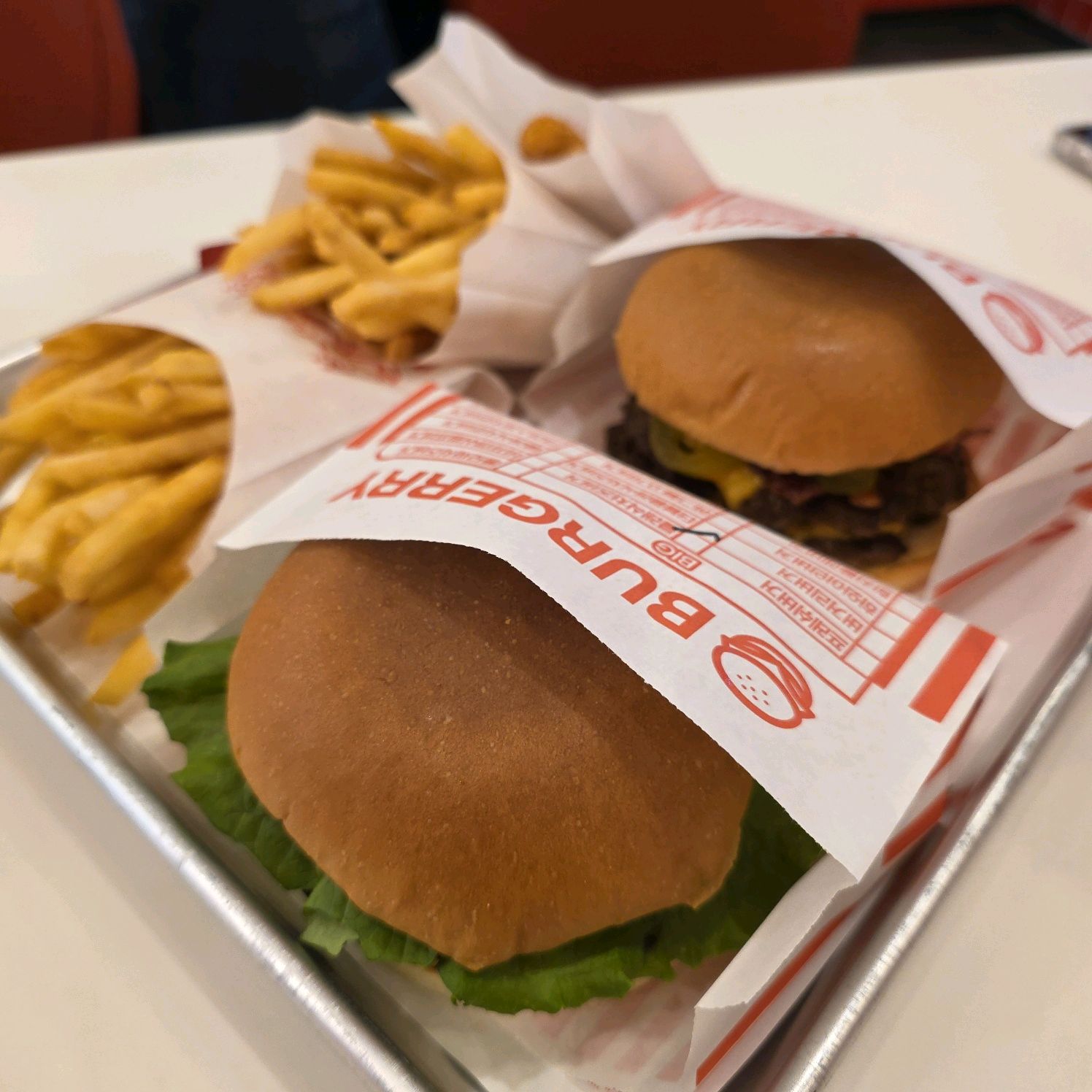 햄버거를 들고 있는 모습