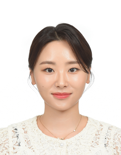 밝게 웃는 여성