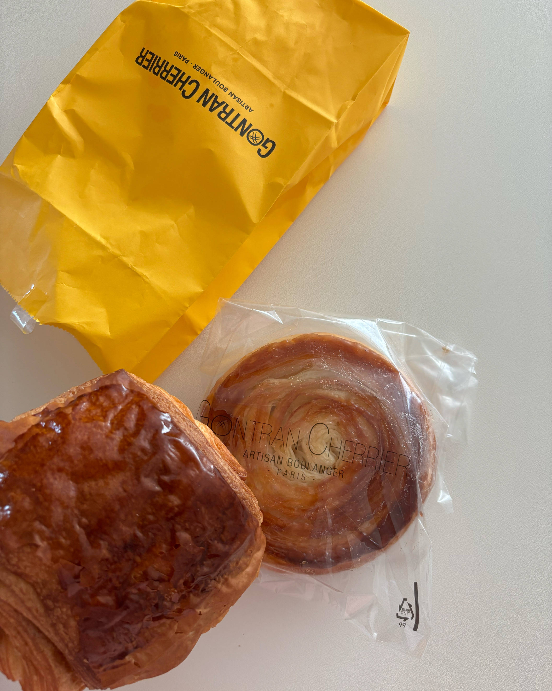 포장된 빵 봉투와 빵