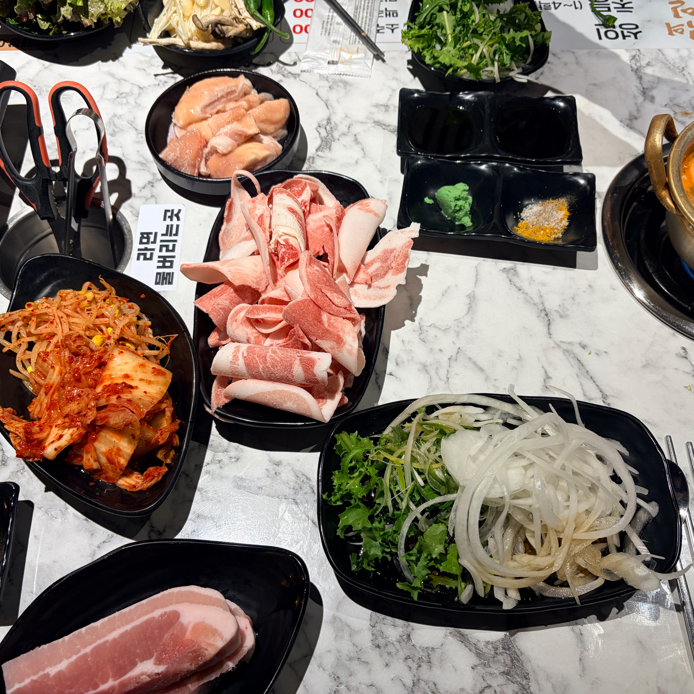 다양한 곁들임 메뉴가 놓인 테이블