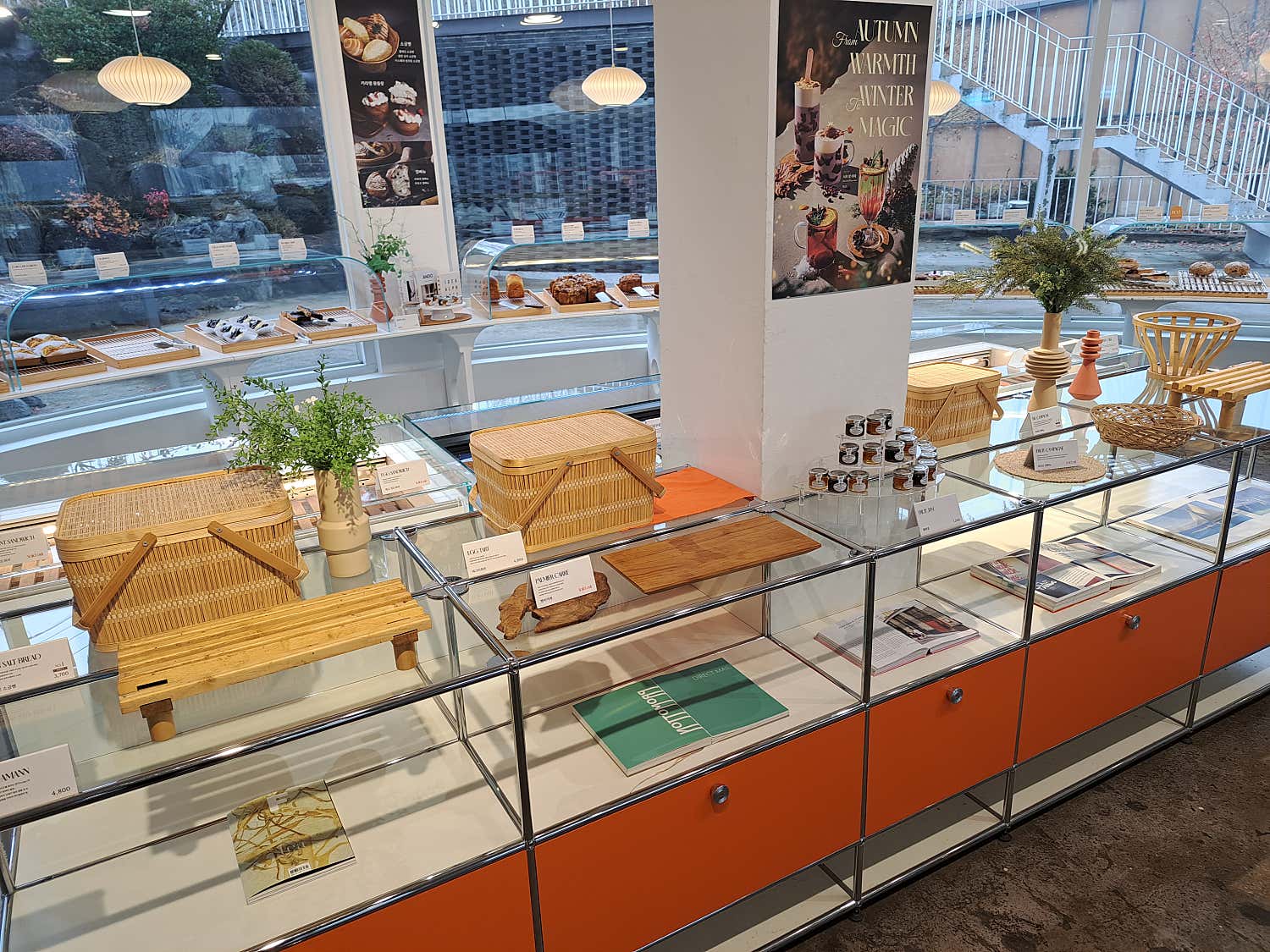 브루다 베이커리 카페의 다양한 빵 진열대