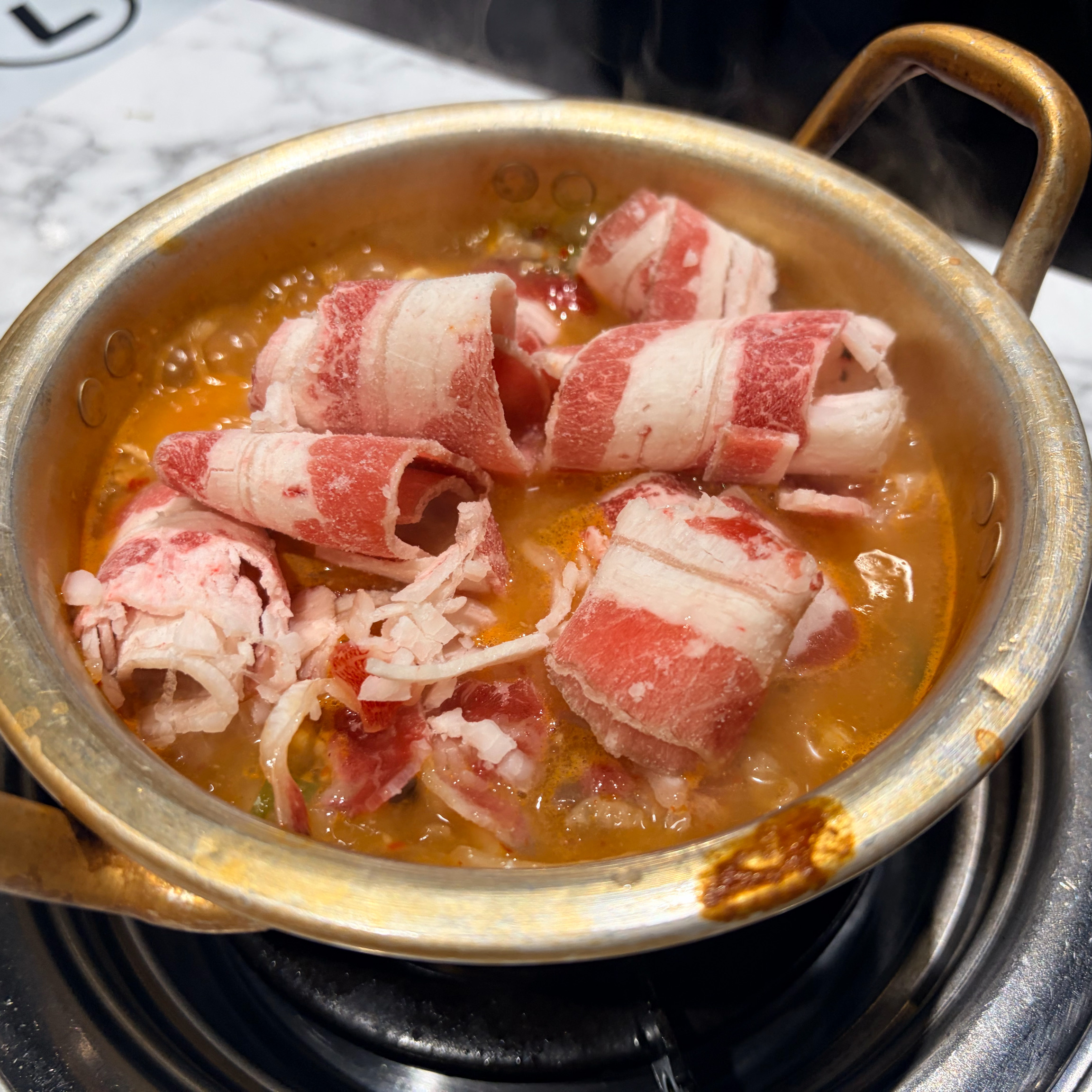 냄비에 끓고 있는 돼지고기 김치찌개