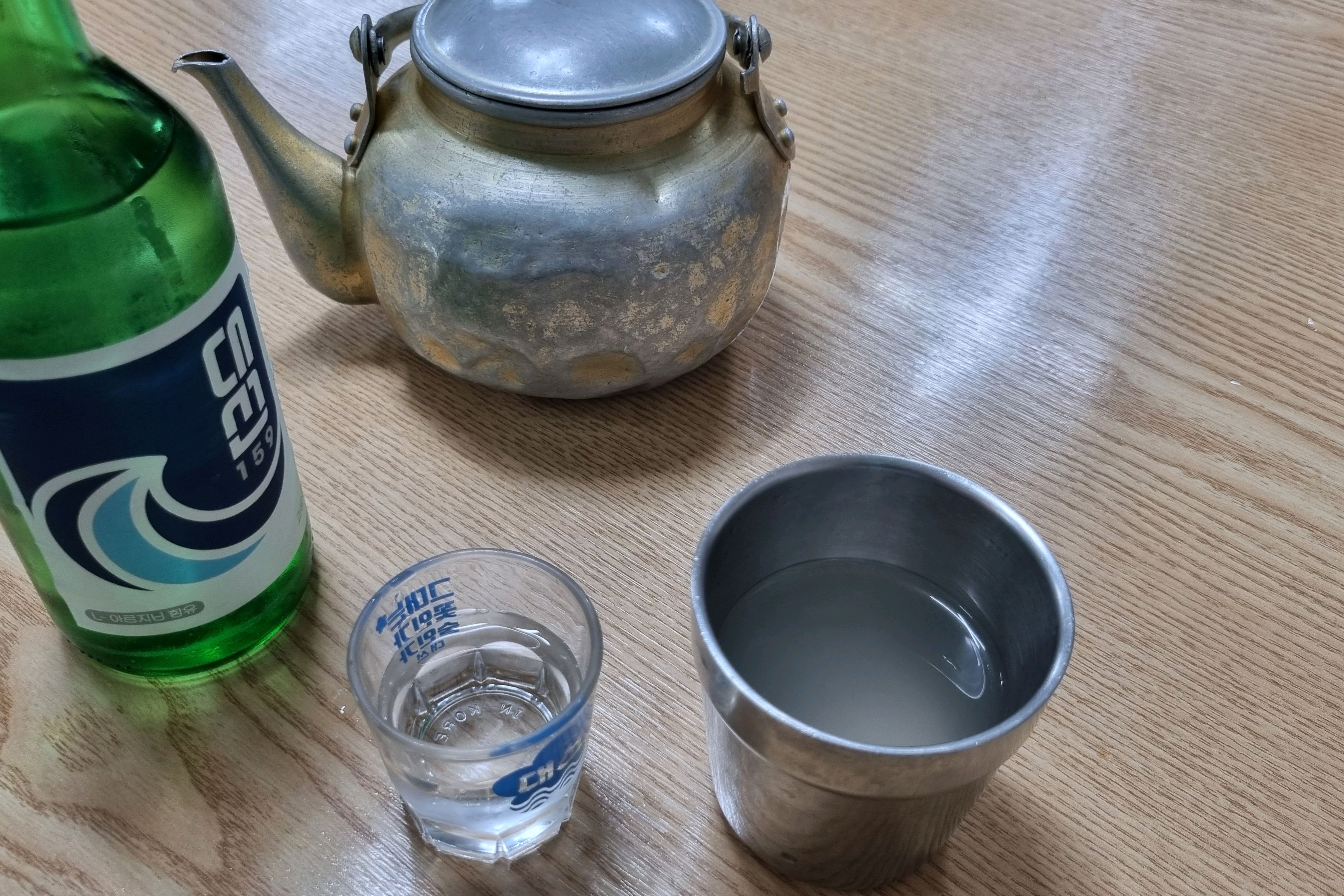 내호냉면의 전통적인 주전자와 소주잔