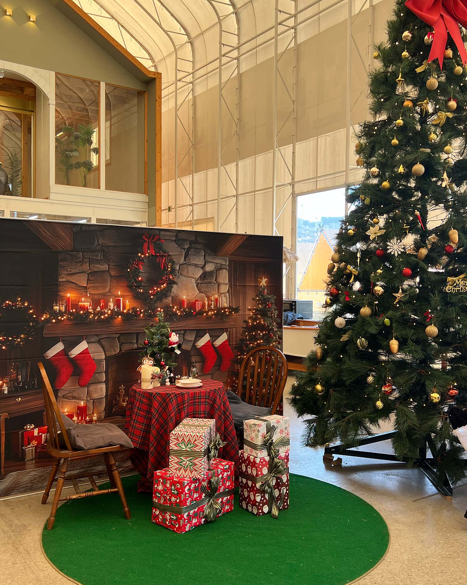 화전리 제빵소의 넓은 창문을 통해 보이는 외부 풍경, 자연 속에서의 휴식